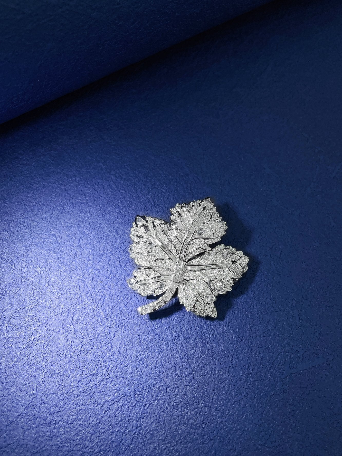 18K Diamond Leaf Brooch – Exquisite Jewelry Piece - Brooch