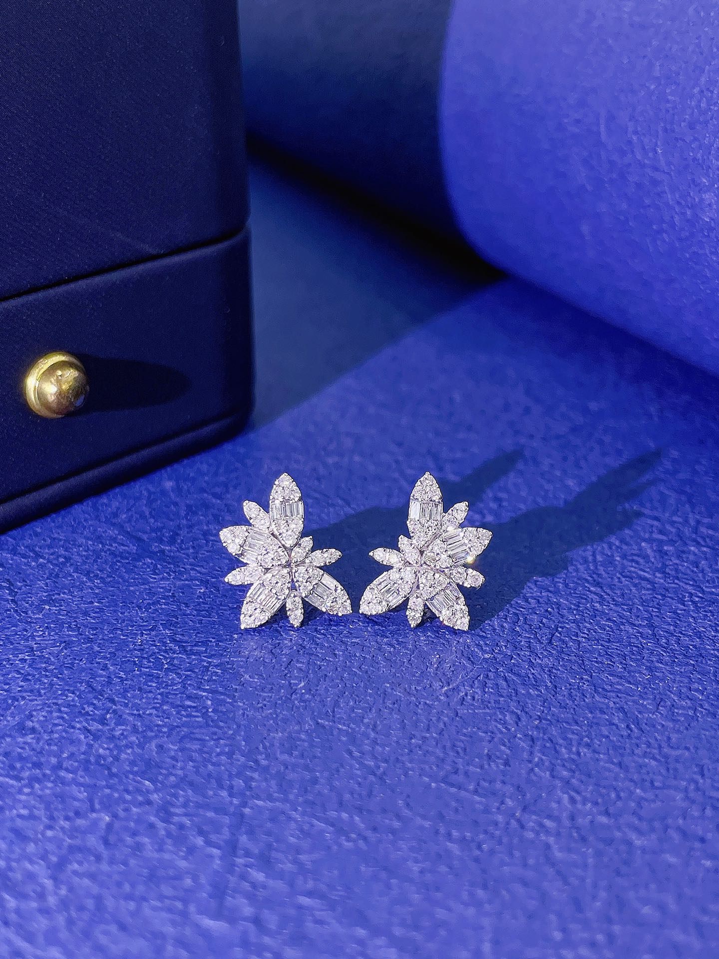 18K Diamond Leaf Earrings - ED058 | Premium Jewelry Collection - Jeweler.Jewelry