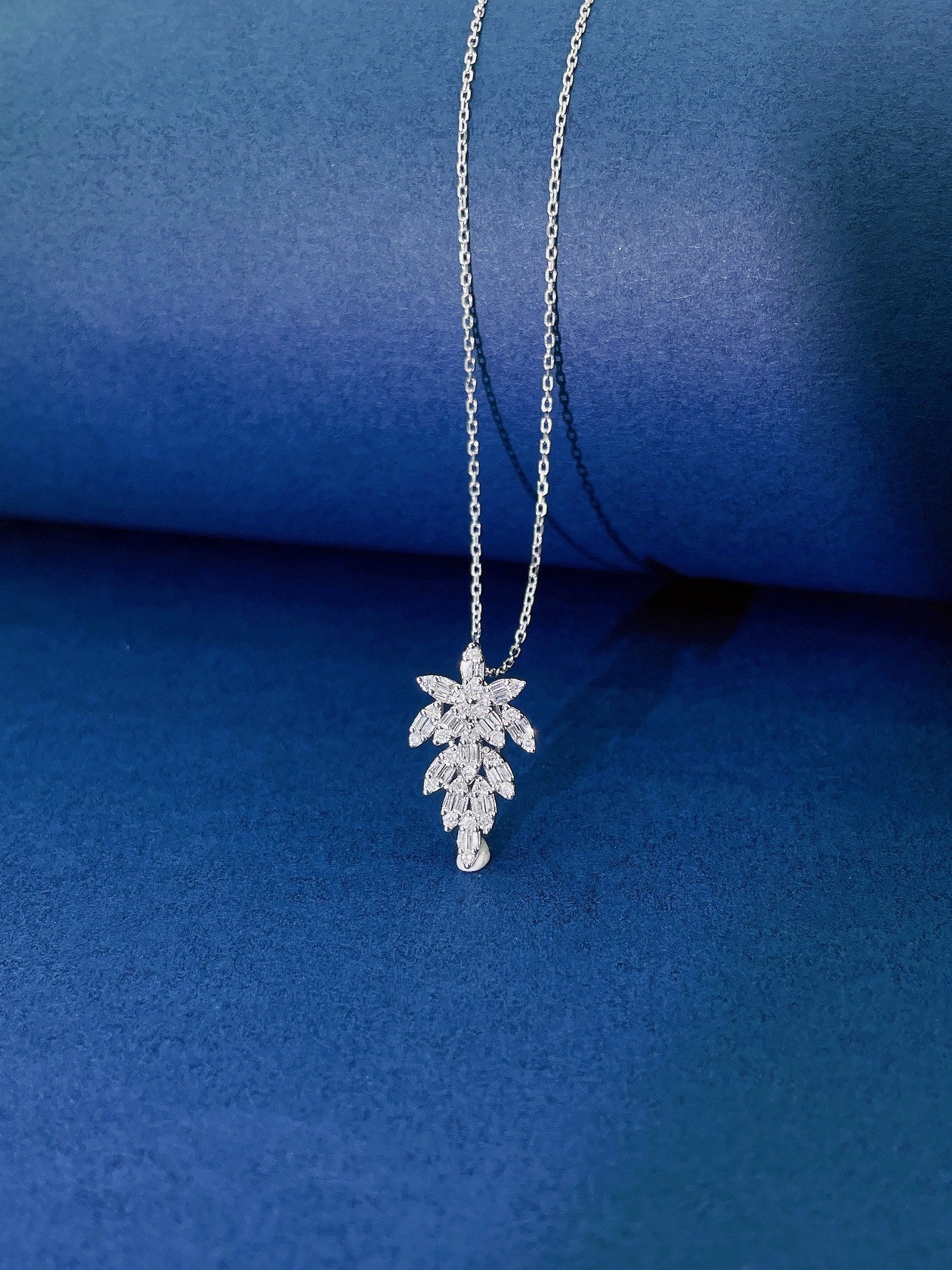 18K Diamond Leaf Necklace - Exquisite Jewelry Piece - White Diamond Necklace