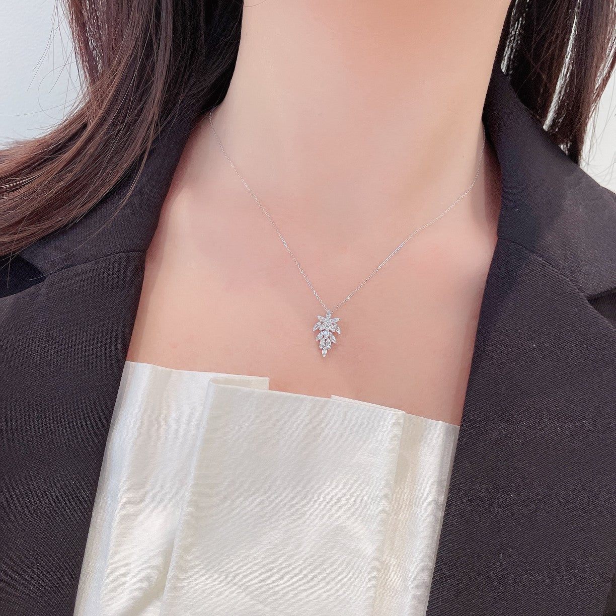 18K Diamond Leaf Necklace - Exquisite Jewelry Piece - White Diamond Necklace