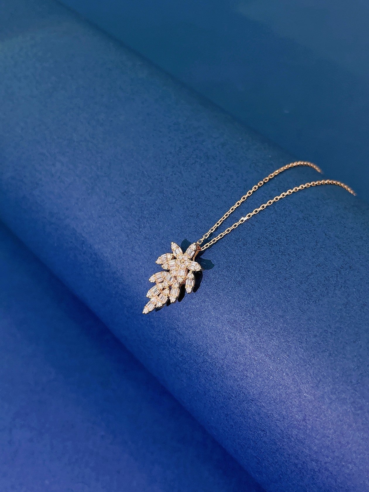 18K Diamond Leaf Necklace - Exquisite Jewelry Piece - White Diamond Necklace