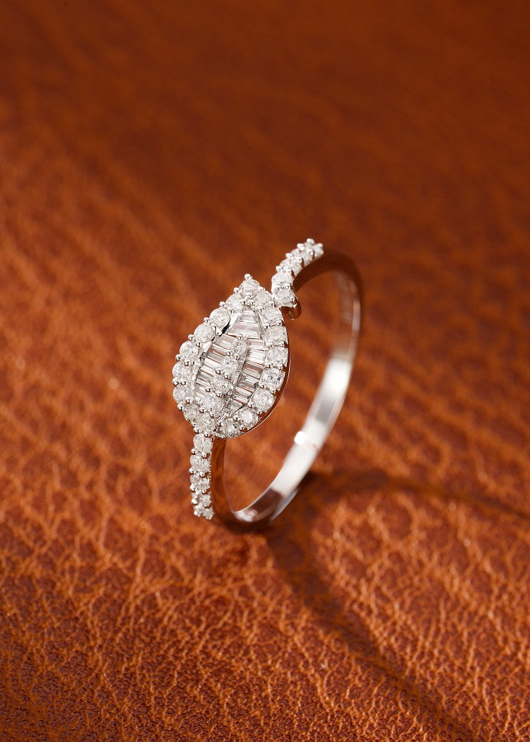 18K Diamond Leaf Step-Cut Ring - Elegant Jewelry Piece - White Diamond Ring