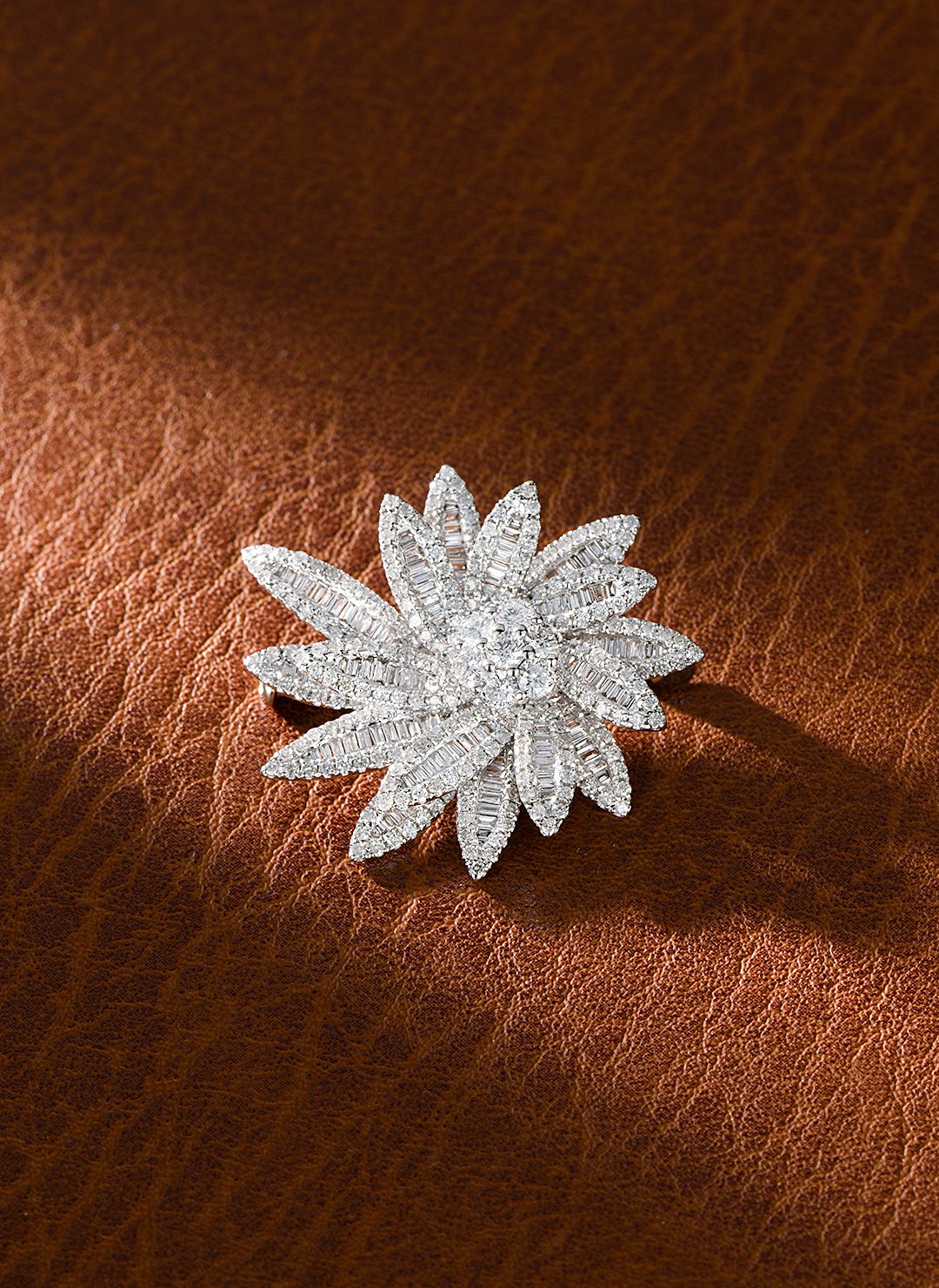 18K Diamond Maple Leaf Brooch - Exquisite Jewelry Piece - Brooch