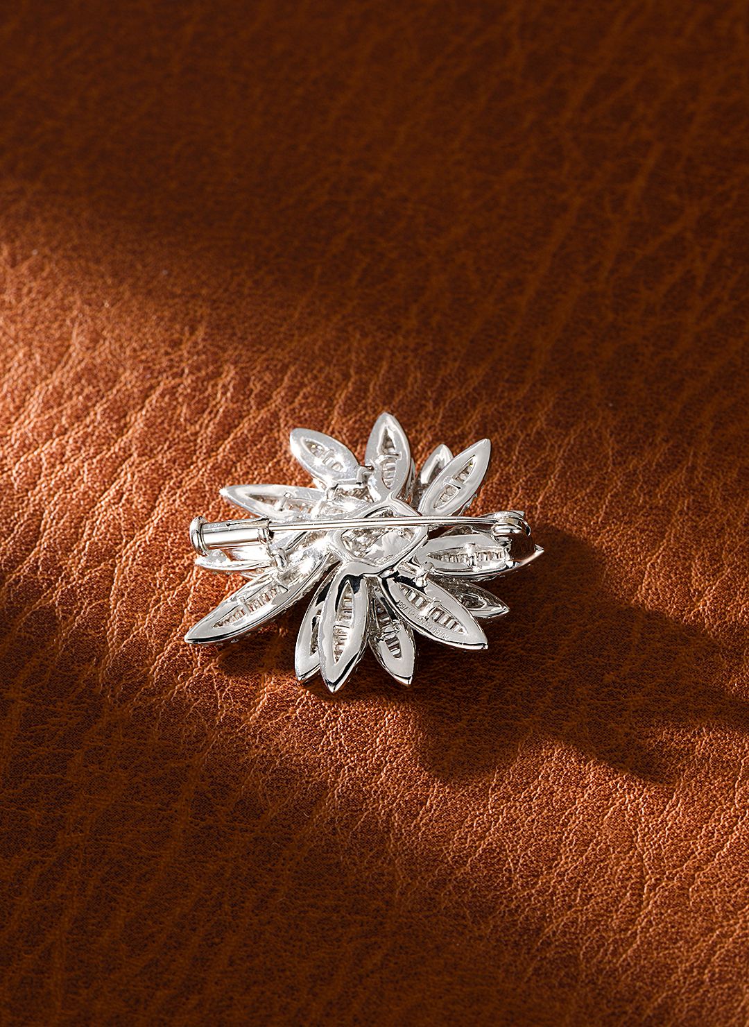 18K Diamond Maple Leaf Brooch - Exquisite Jewelry Piece - Brooch