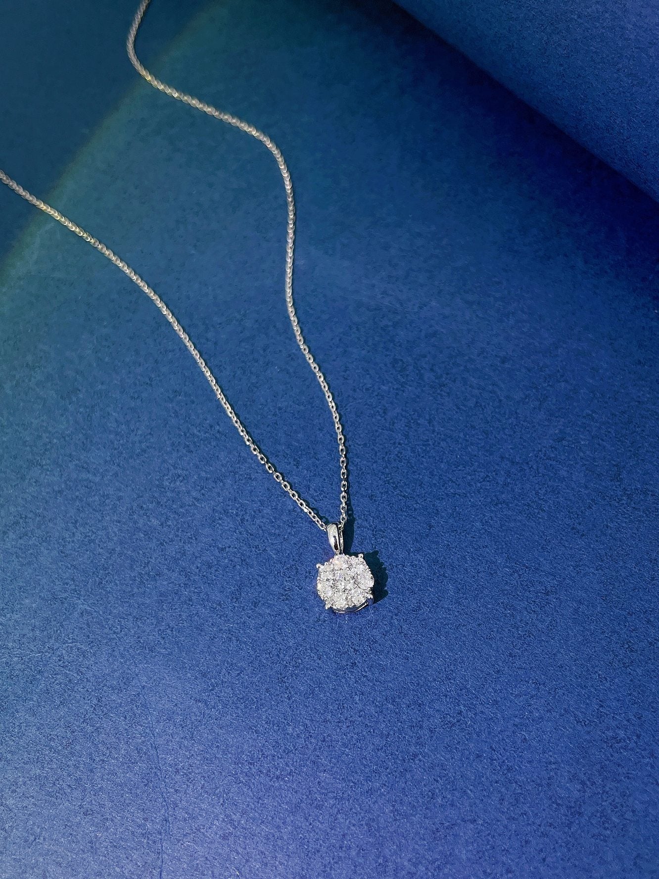 18K Diamond Pendant Necklace - Elegant Jewelry Piece - White Diamond Necklace