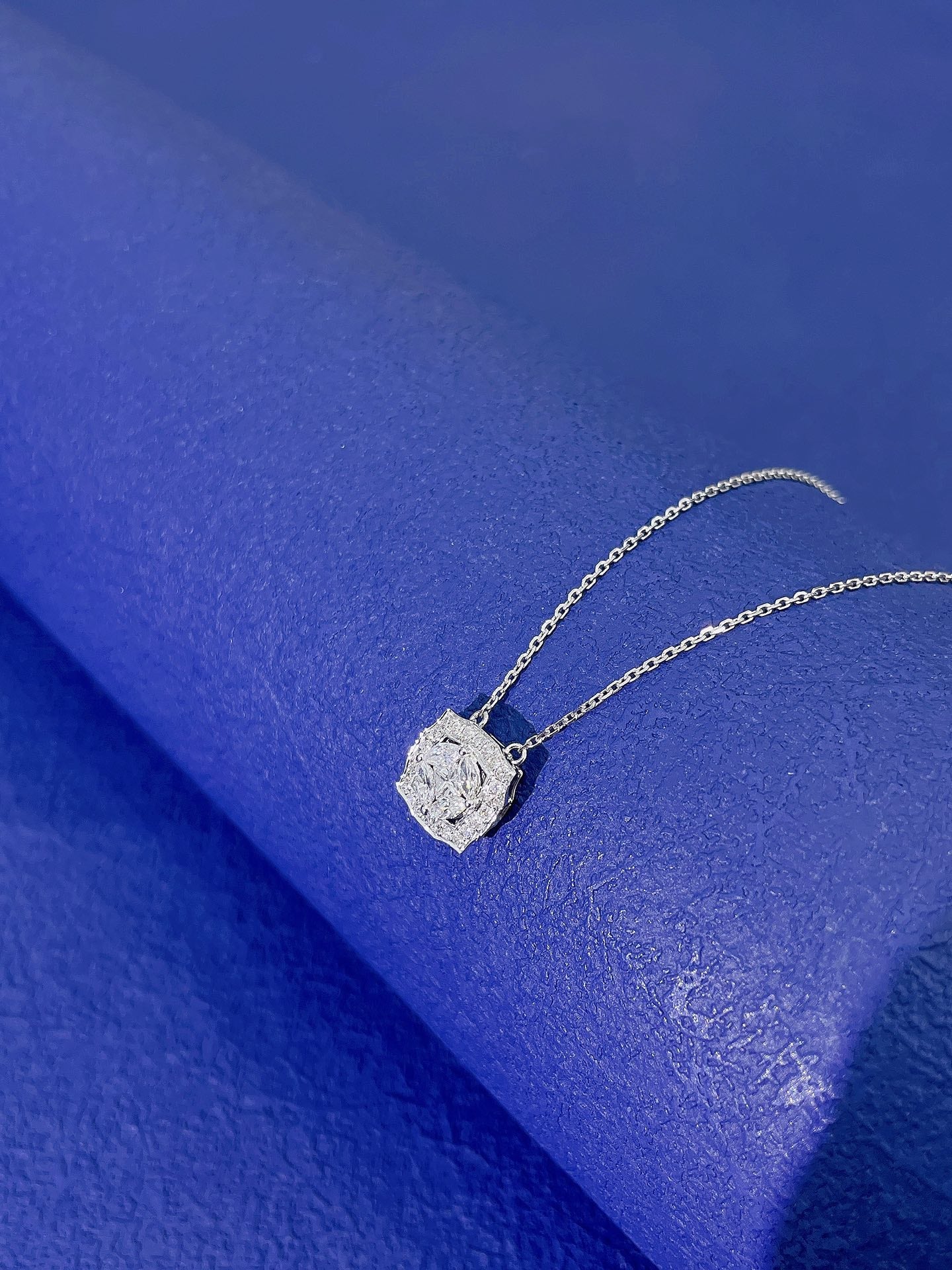 18K Diamond Sea Temperature Necklace - Elegant Jewelry Piece - White Diamond Necklace