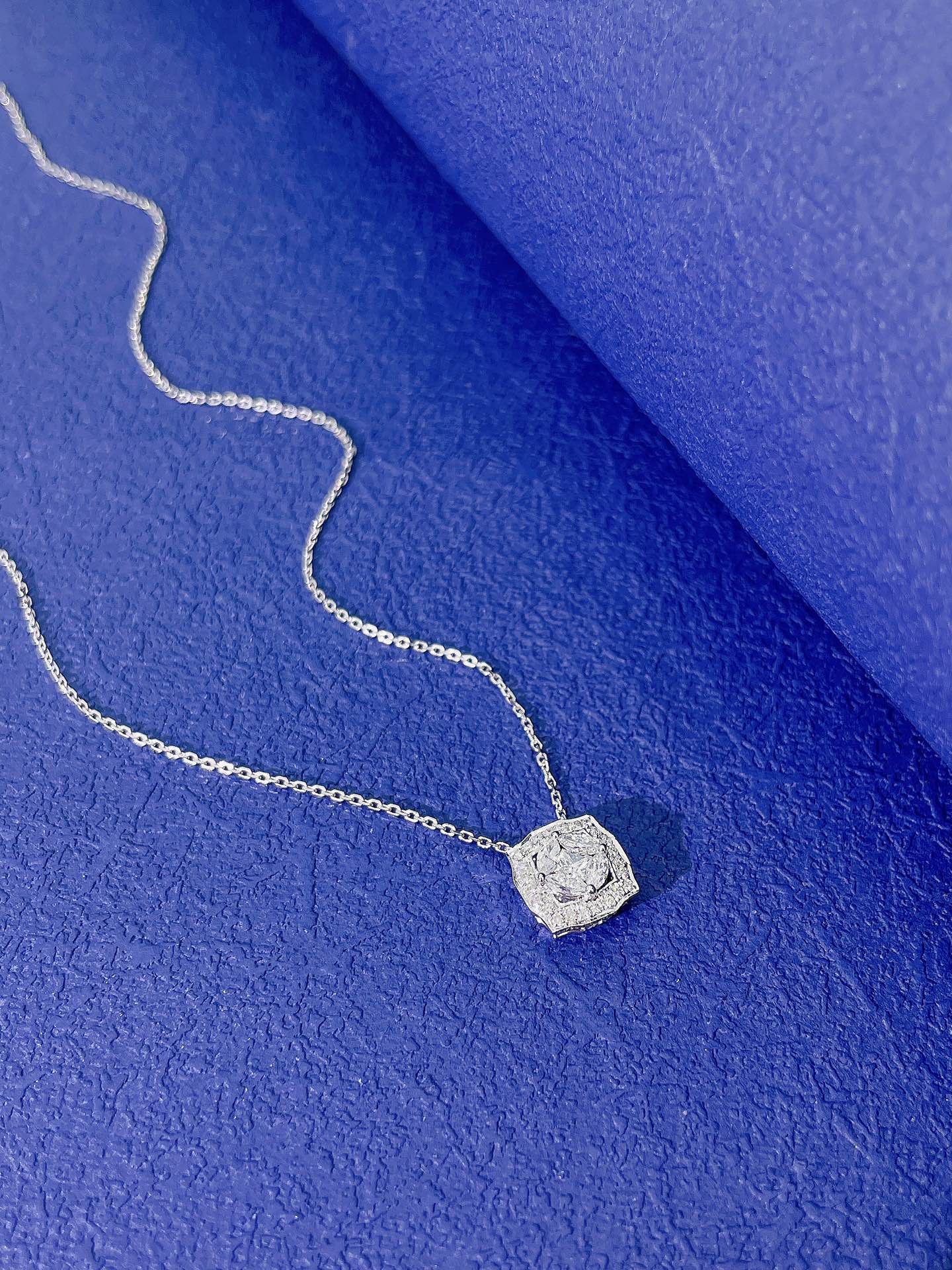 18K Diamond Sea Temperature Necklace - Elegant Jewelry Piece - White Diamond Necklace