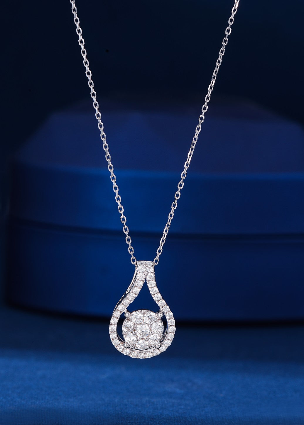 18K Diamond Seven-Stone Necklace - Exquisite Jewelry Piece - White Diamond Necklace