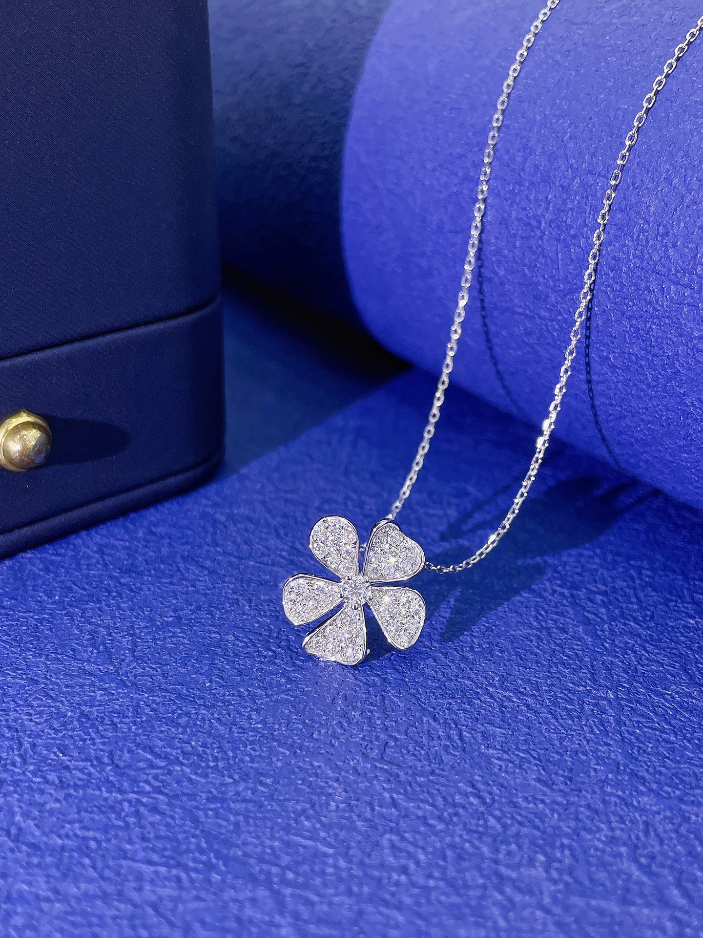 18K Diamond Single Flower Pendant Necklace - White Diamond Necklace