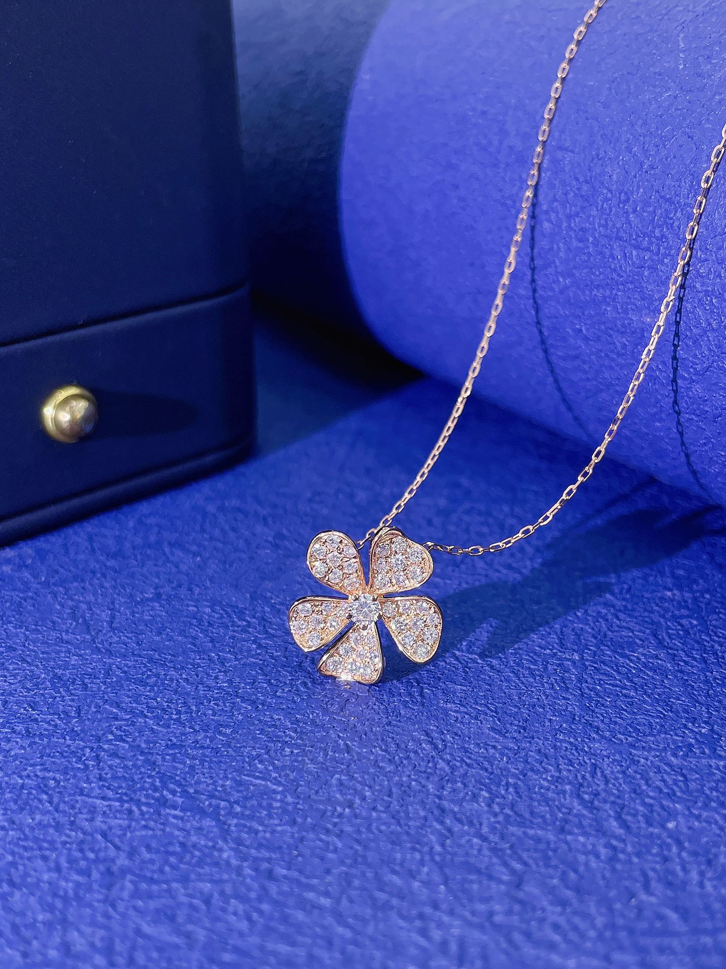 18K Diamond Single Flower Pendant Necklace - White Diamond Necklace