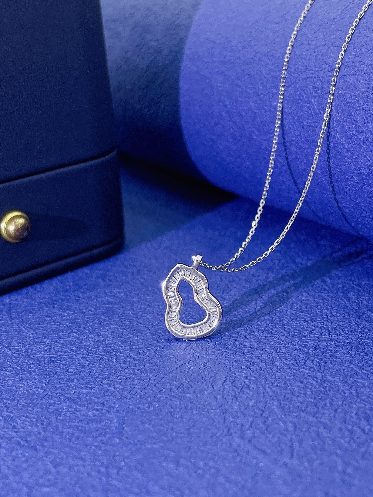 18K Diamond Small Gourd Necklace - Elegant Jewelry Piece - White Diamond Necklace