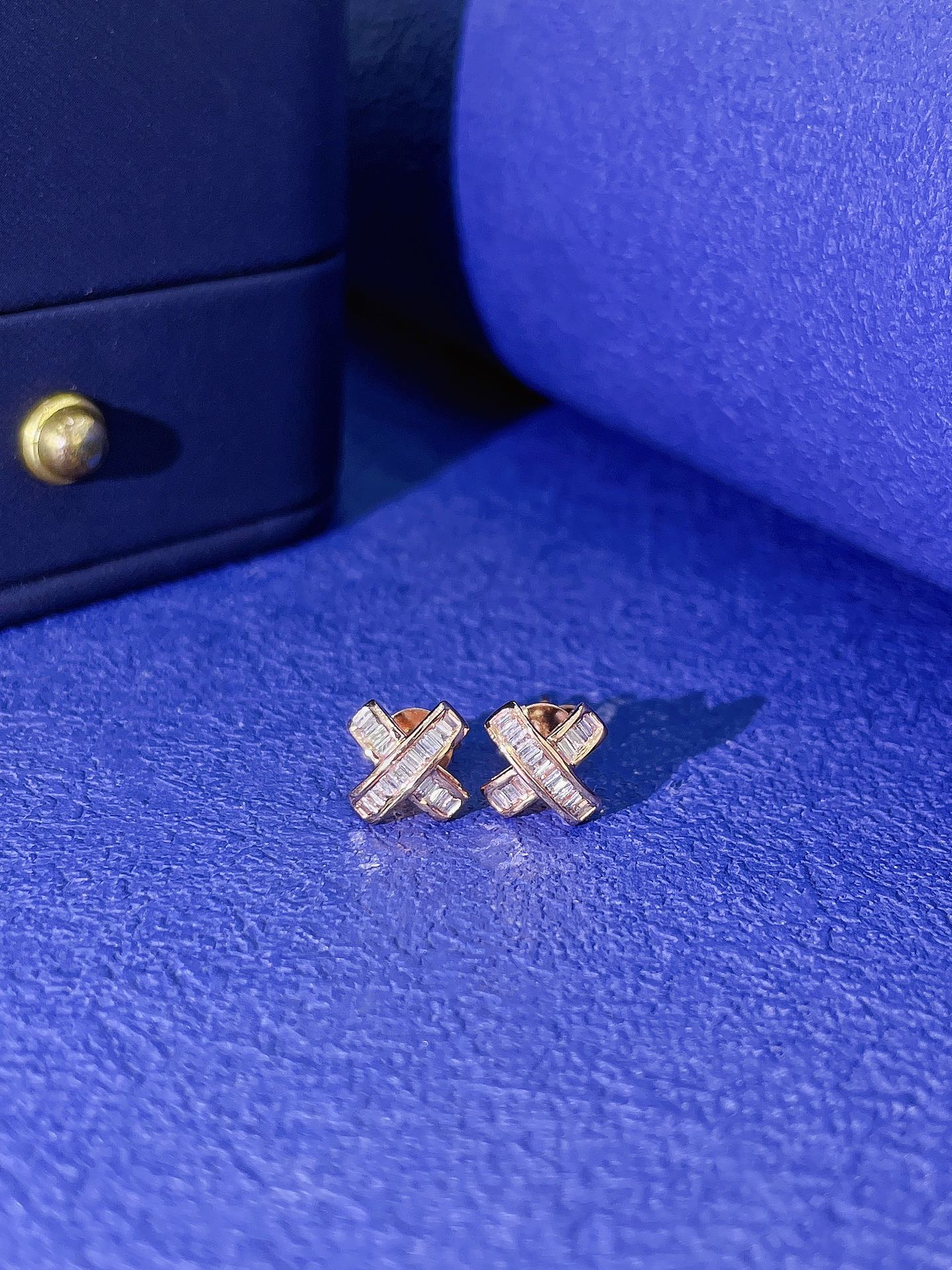 18K Diamond Small X Earrings - Luxurious Jewelry Piece - Jeweler.Jewelry