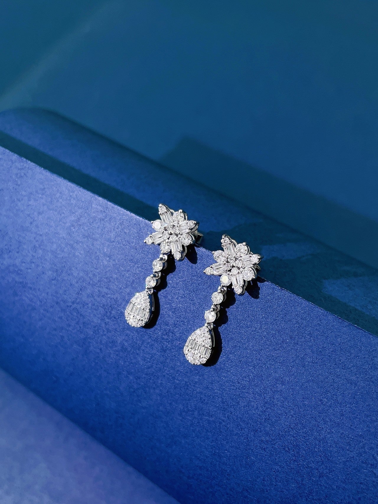 18K Diamond Snowflake Earrings - A Dazzling Jewelry Piece Jeweler.Jewelry