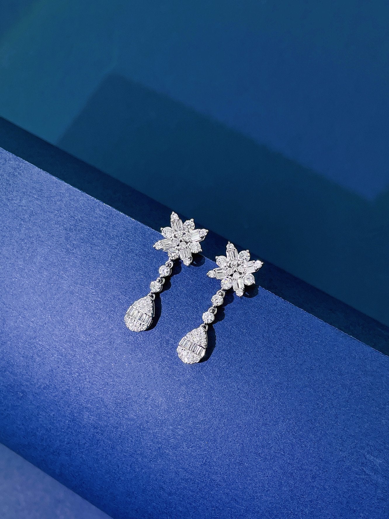 18K Diamond Snowflake Earrings - A Dazzling Jewelry Piece Jeweler.Jewelry