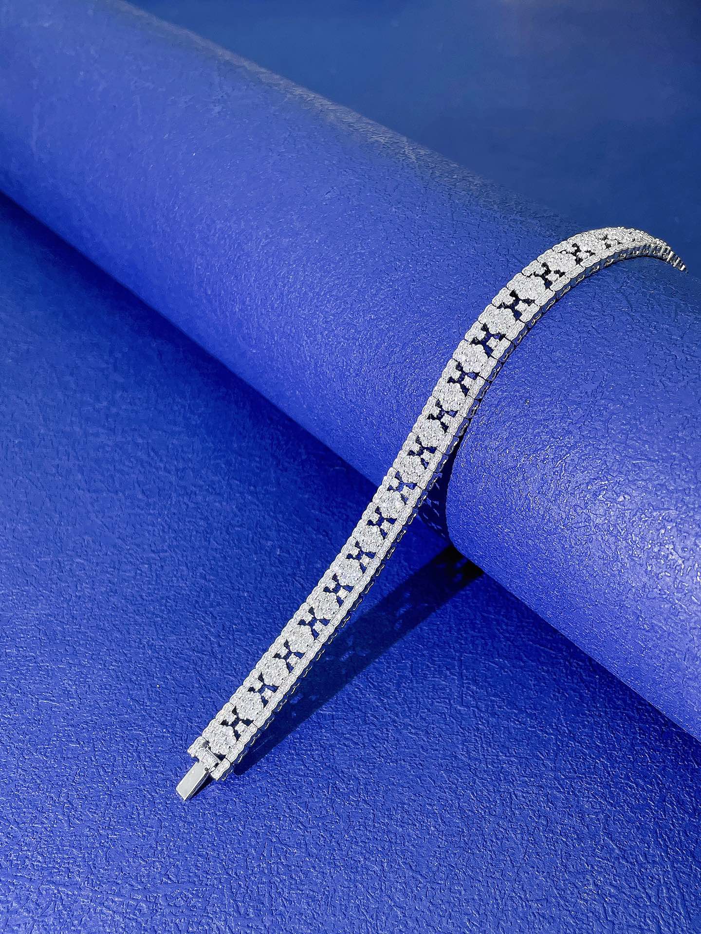 18K Diamond Snowflake Full-Pavé Bracelet - Luxurious Jewelry Piece - White Diamond Bracelet