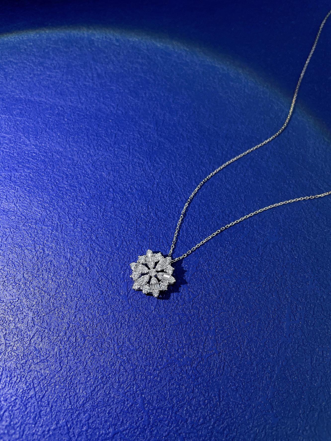 18K Diamond Snowflake Necklace - Exquisite Jewelry Piece - White Diamond Necklace