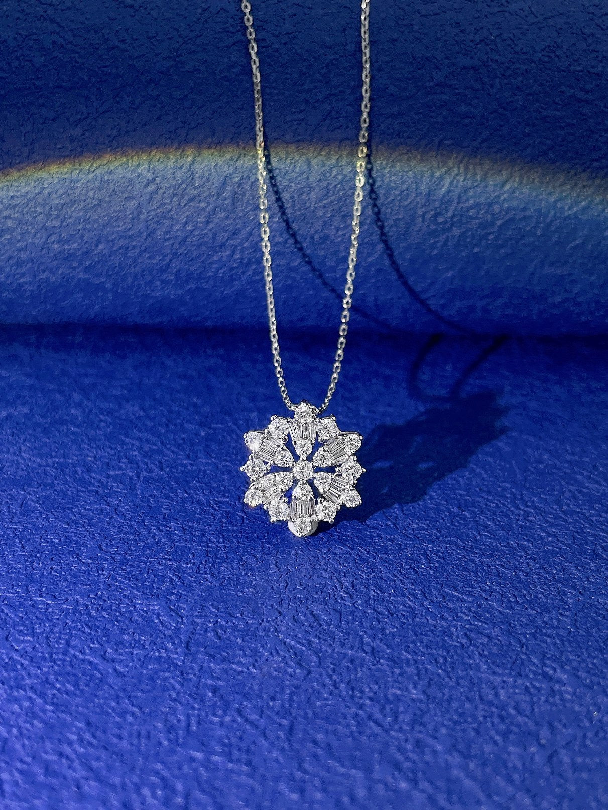 18K Diamond Snowflake Necklace - Exquisite Jewelry Piece - White Diamond Necklace