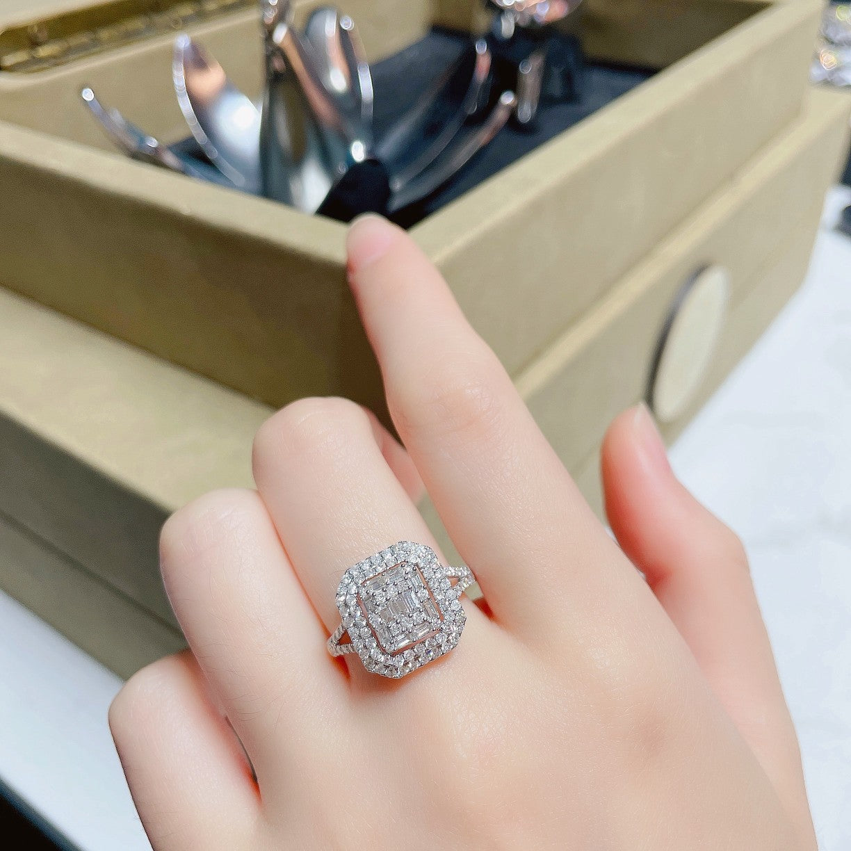 18K Diamond Square Candy Y-Arm Ring - Elegant Jewelry Piece - White Diamond Ring