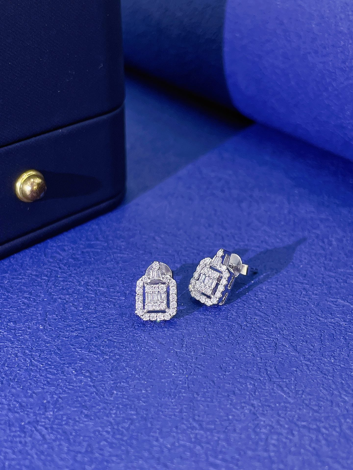 18K Diamond Square Hollow-out Earrings - Jeweler.Jewelry