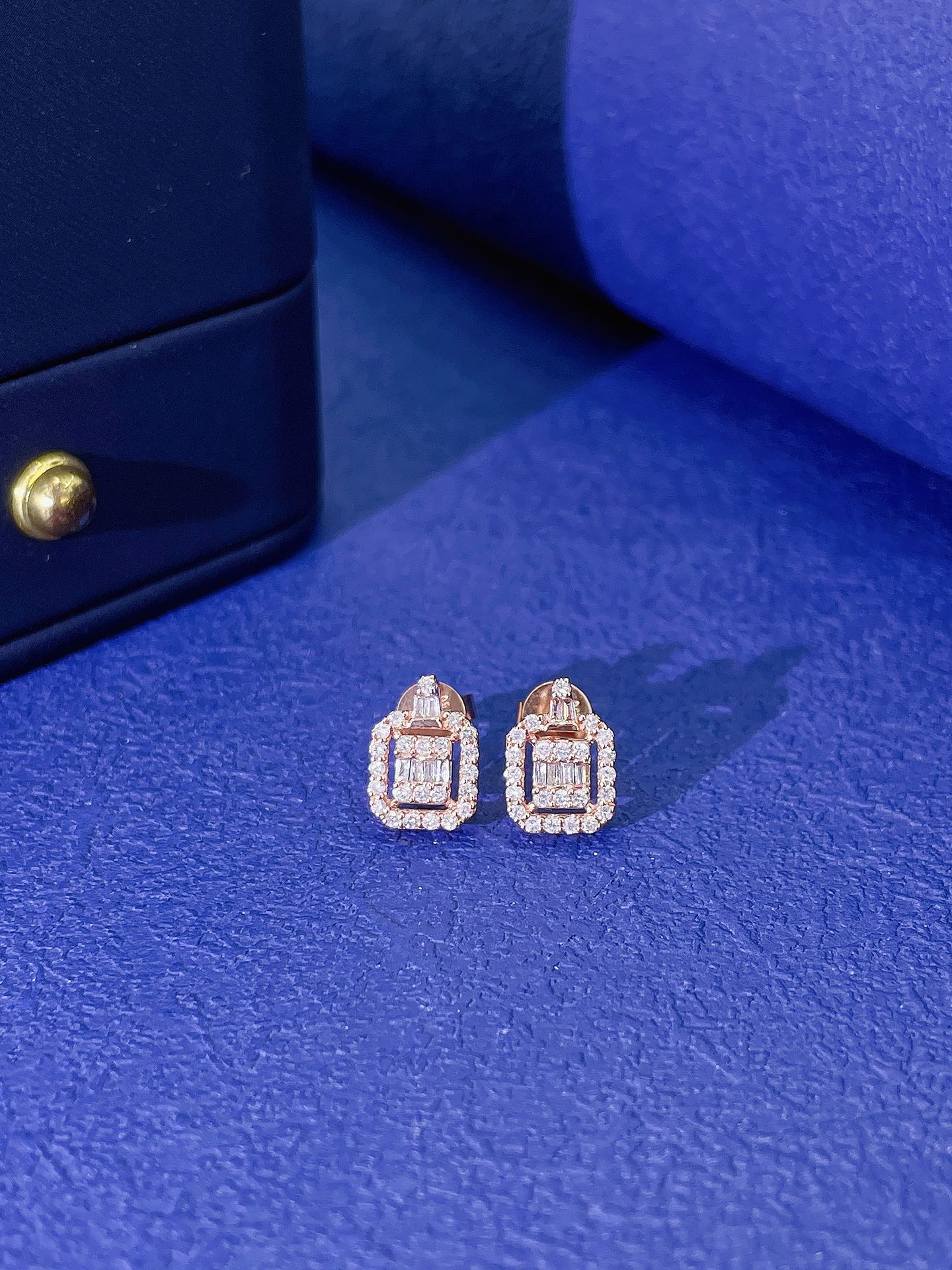 18K Diamond Square Hollow-out Earrings - Jeweler.Jewelry