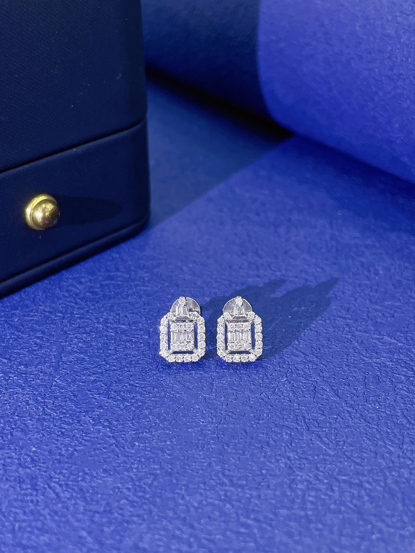 18K Diamond Square Hollow-out Earrings - Jeweler.Jewelry