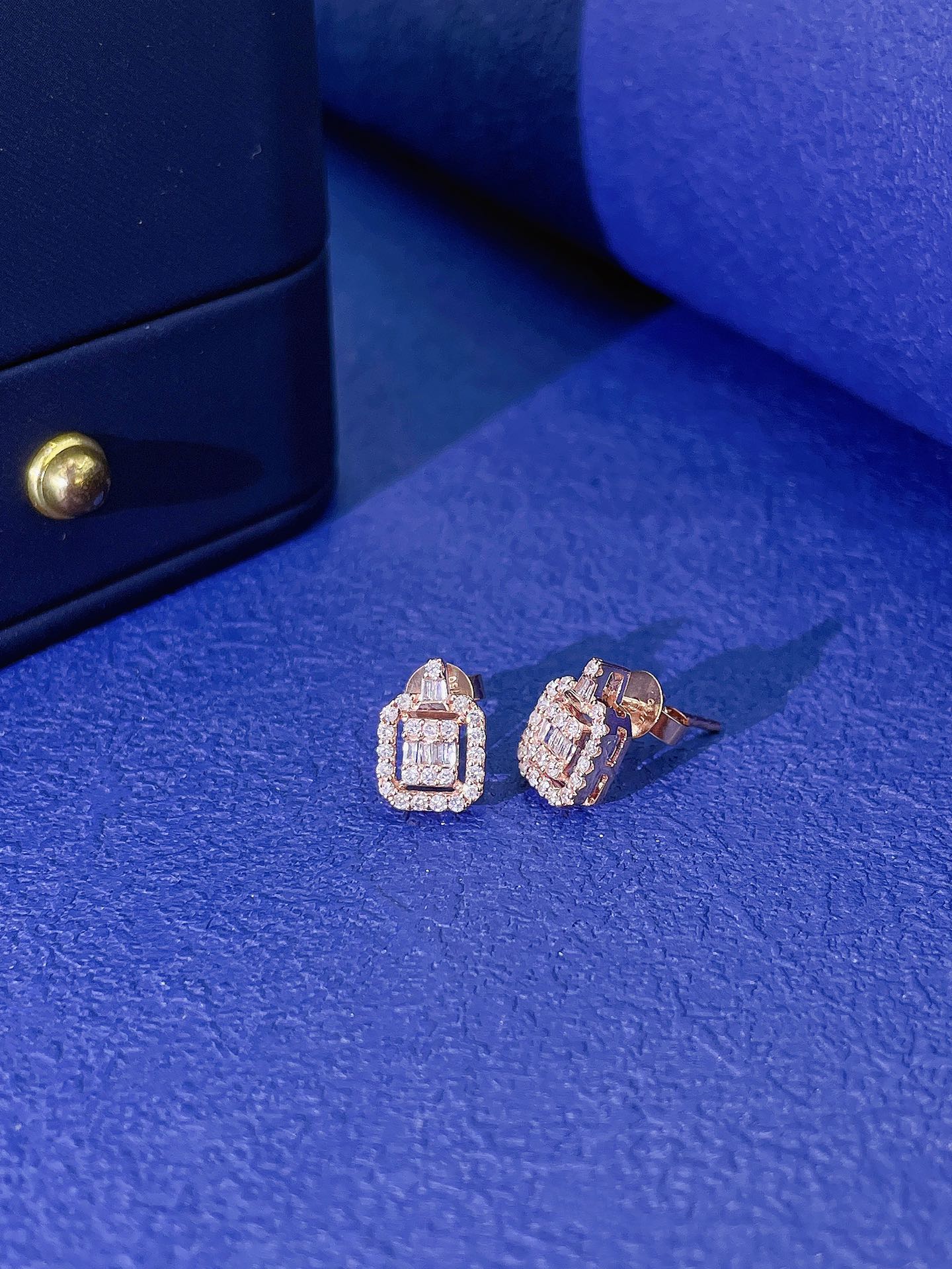 18K Diamond Square Hollow-out Earrings - Jeweler.Jewelry