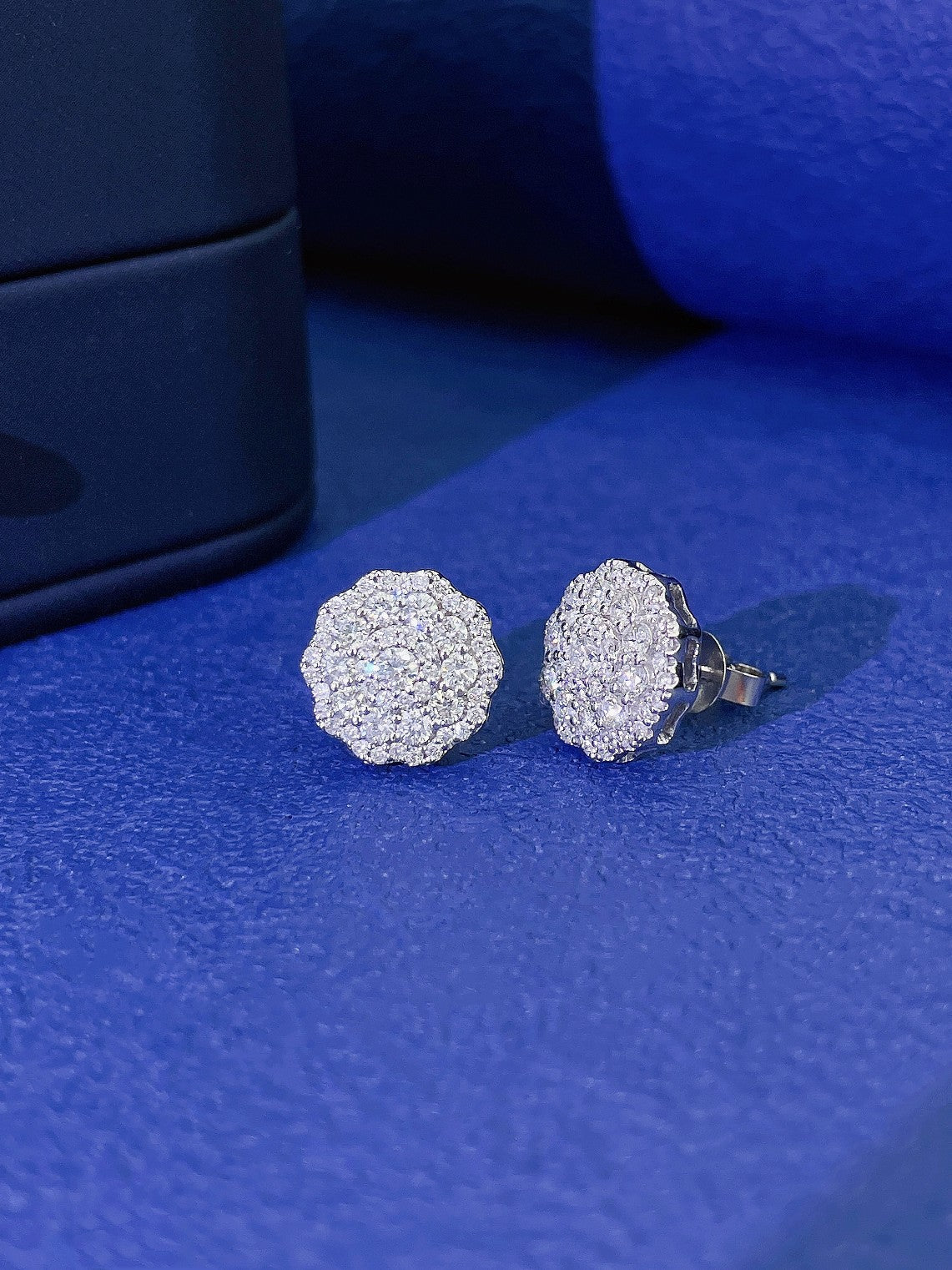 18K Diamond Stud Earrings - Luxurious Jewelry Piece - Jeweler.Jewelry