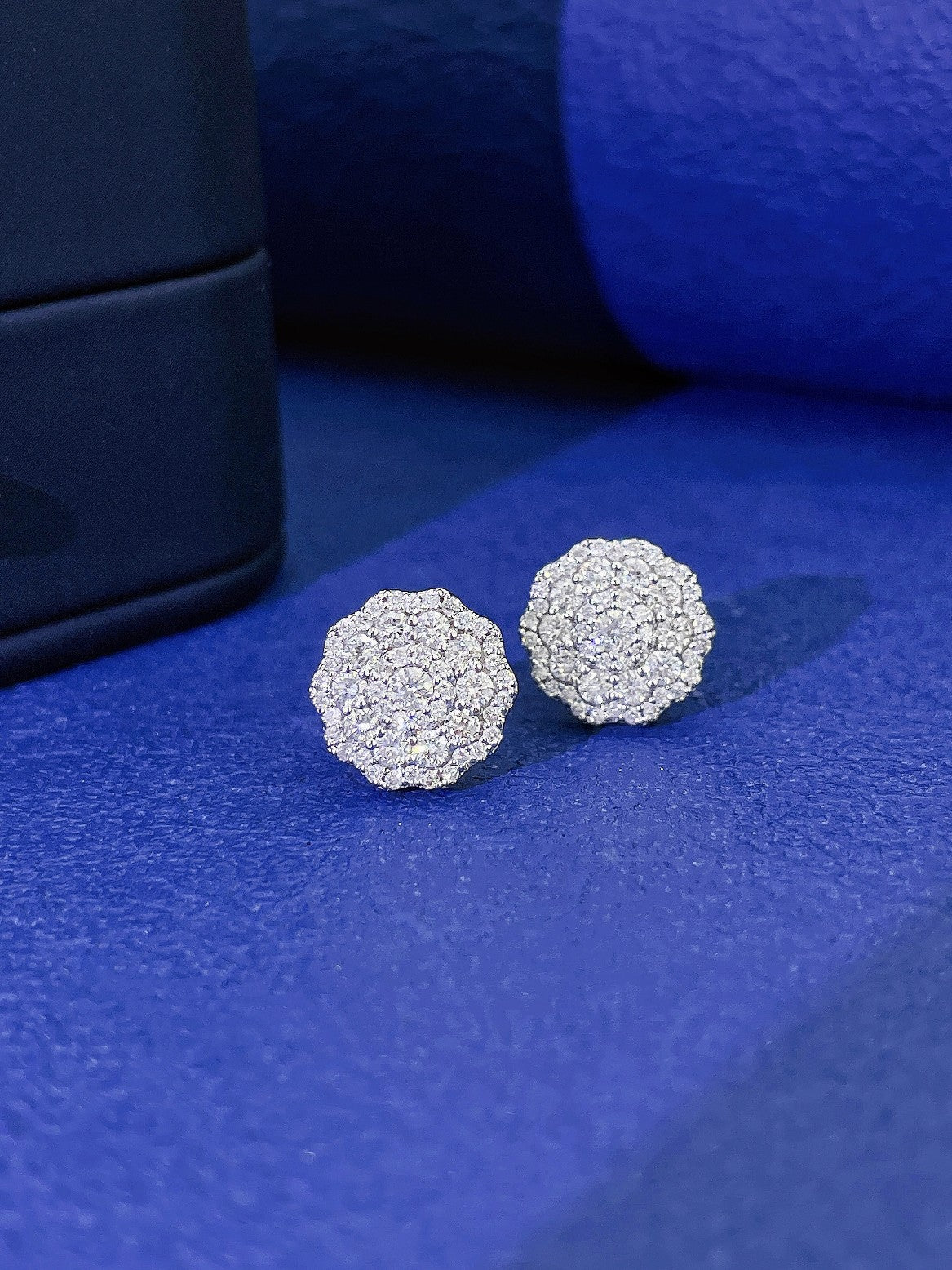 18K Diamond Stud Earrings - Luxurious Jewelry Piece - Jeweler.Jewelry