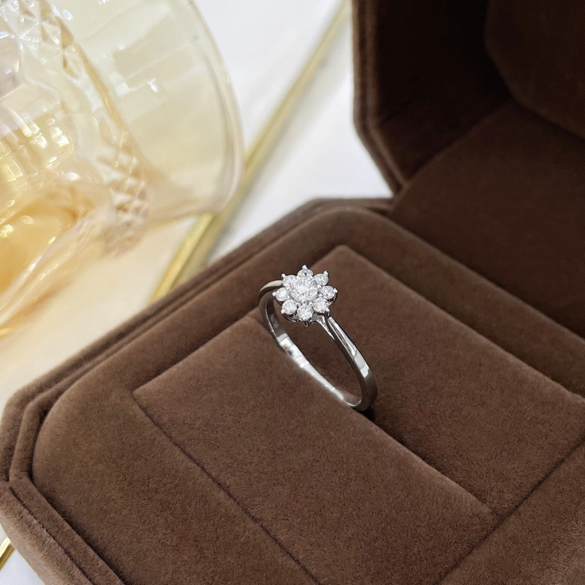 18K Diamond Sunflower Ring with Eight-Stone Setting - Exquisite Jewelry - White Diamond Ring