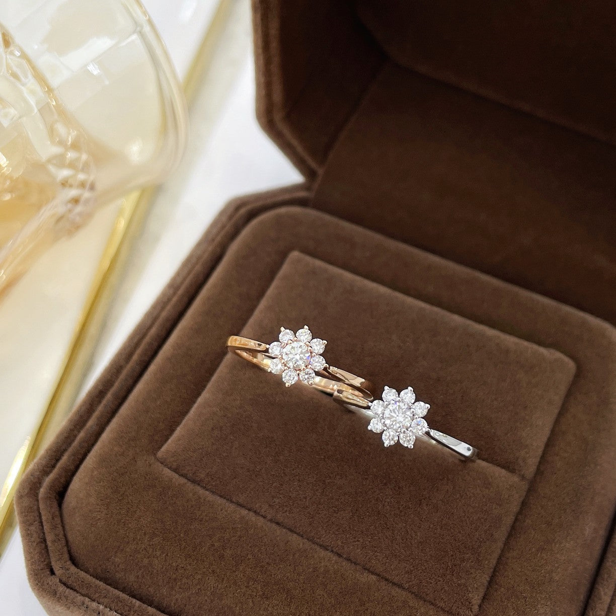 18K Diamond Sunflower Ring with Eight-Stone Setting - Exquisite Jewelry - White Diamond Ring