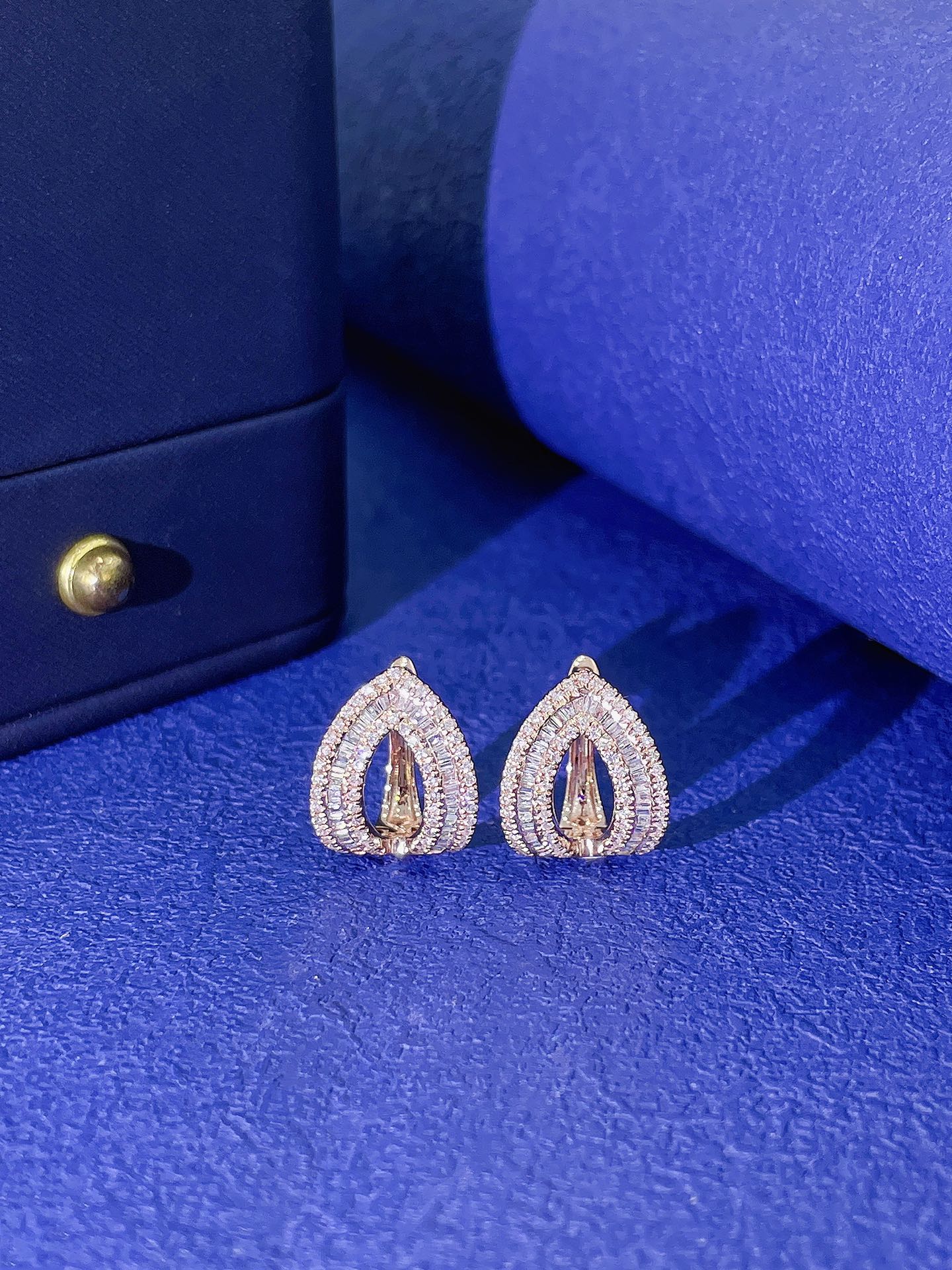 18K Diamond V-Shape Pavé-Set Earrings with Full Diamonds Jeweler.Jewelry