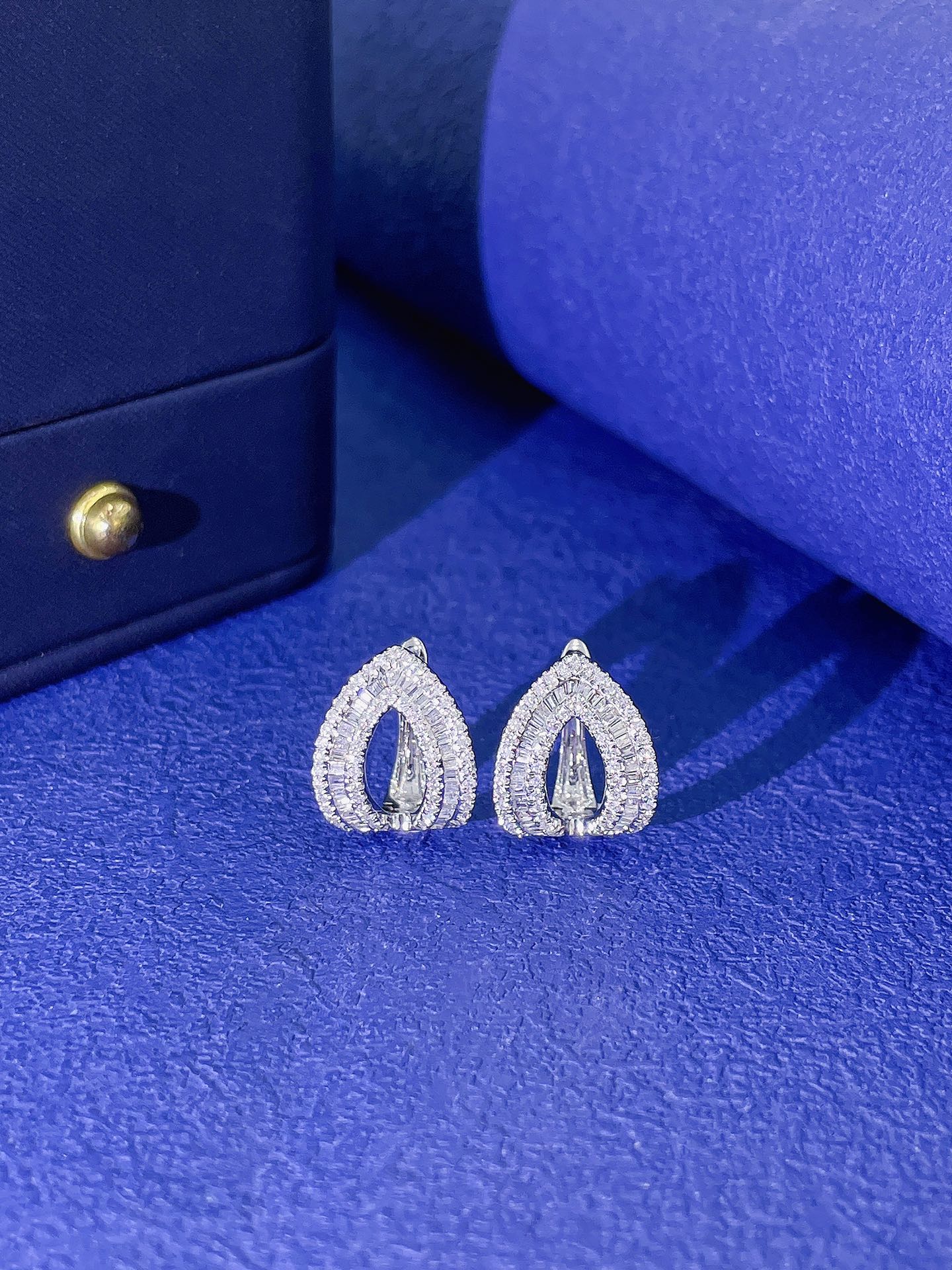 18K Diamond V-Shape Pavé-Set Earrings with Full Diamonds Jeweler.Jewelry