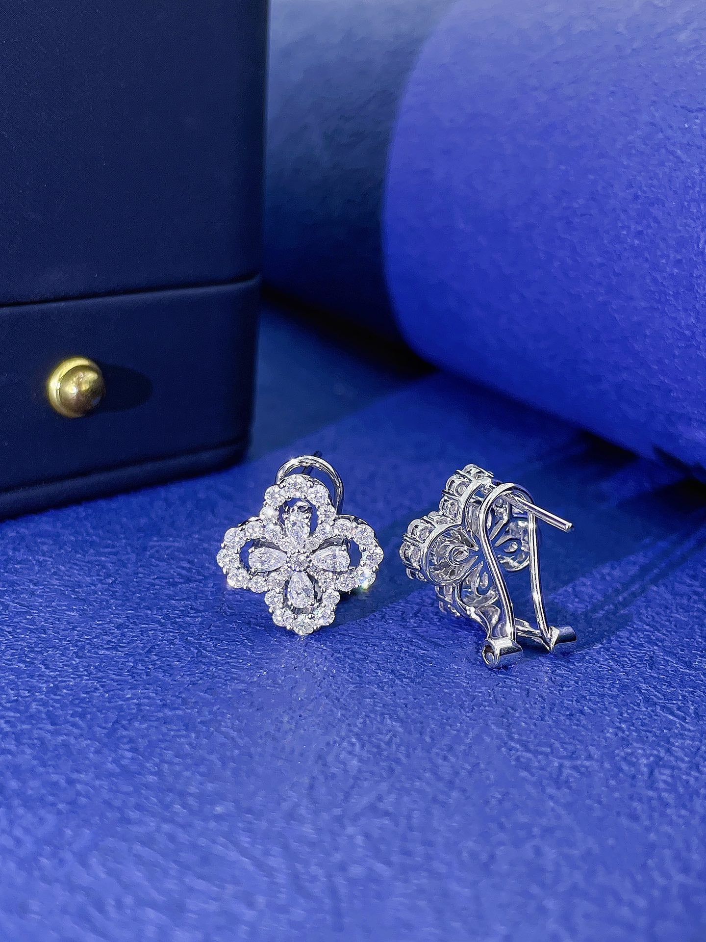 18K Diamond Waterdrop Four-Leaf Clover Hollow Ear Clips Jewelry Jeweler.Jewelry