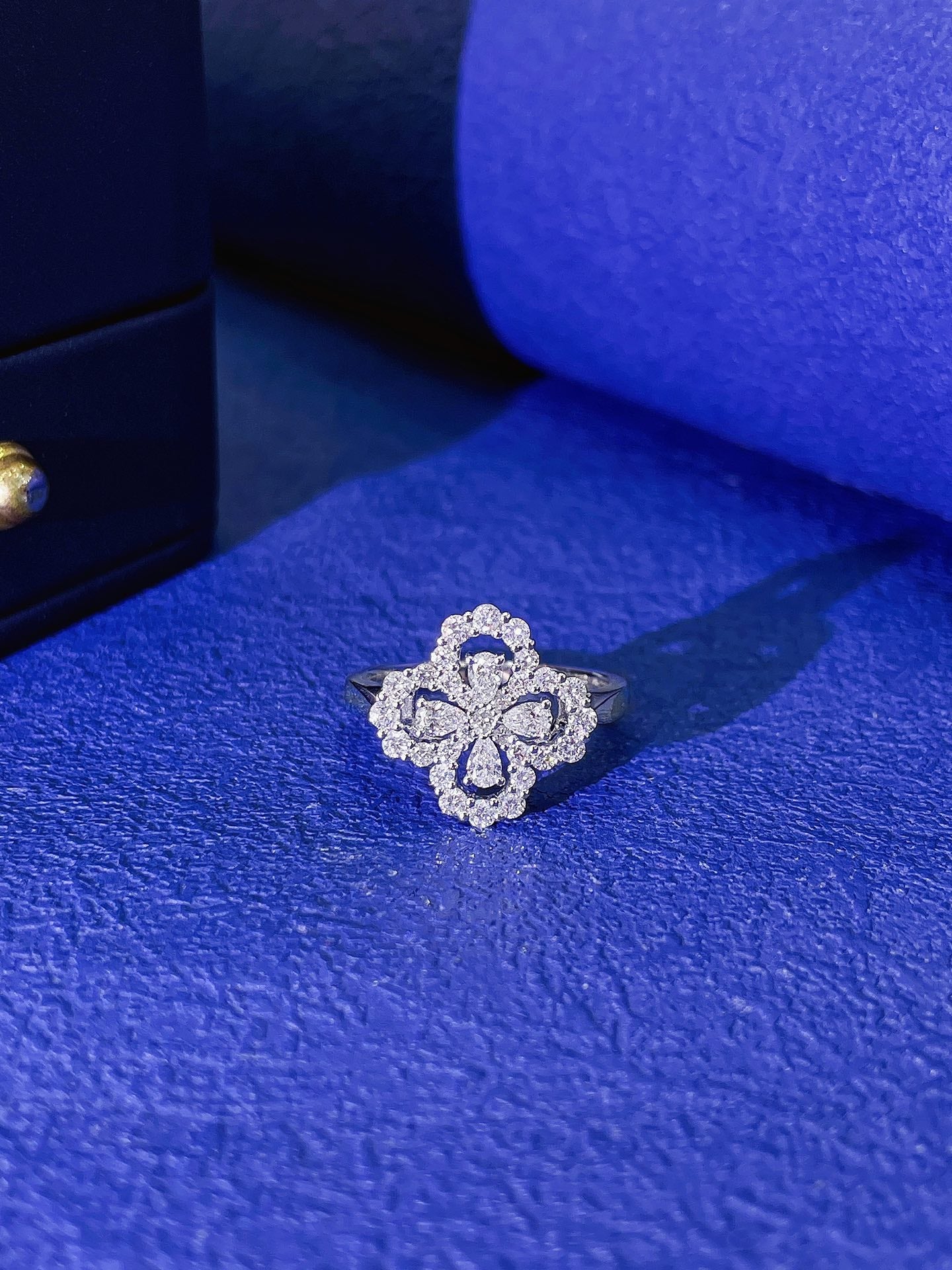 18K Diamond Waterdrop Four-Leaf Clover Hollow Ring - Luxury Jewelry - White Diamond Ring