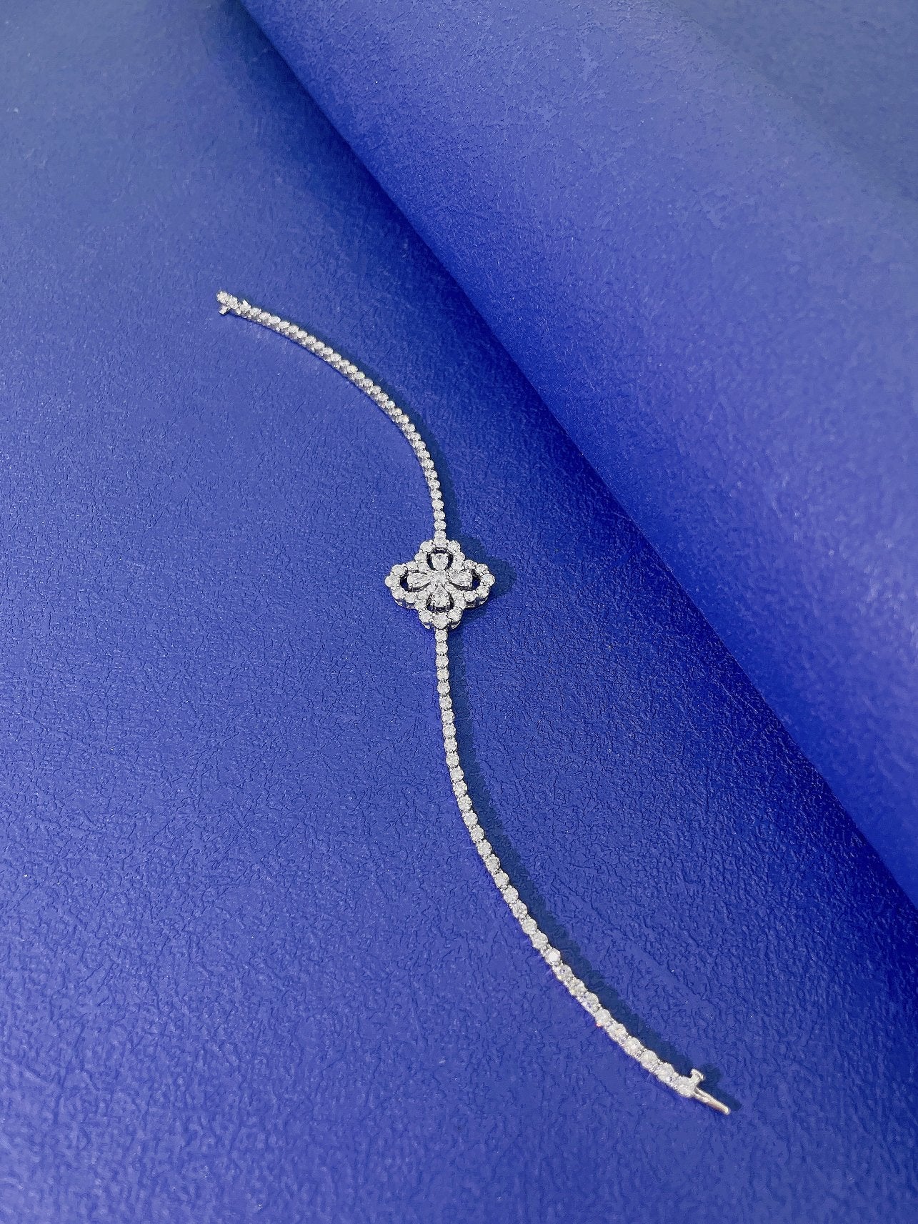 18K Diamond Waterdrop Hollow Four-Leaf Clover Bracelet - Luxury Jewelry - White Diamond Bracelet