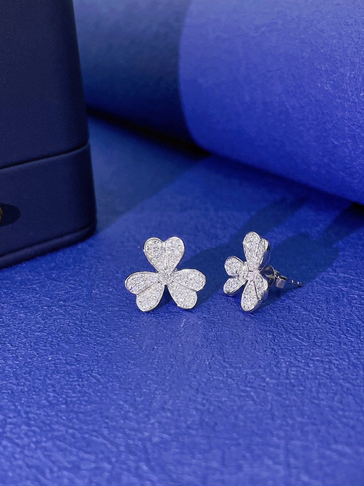 18K Gold Clover Earrings with Diamonds - Luxurious Jewelry Piece - Jeweler.Jewelry