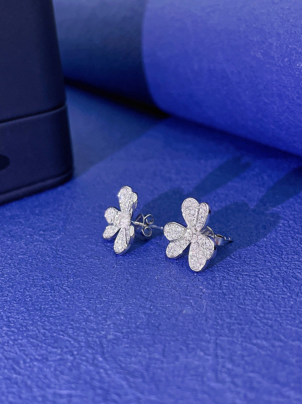 18K Gold Clover Earrings with Diamonds - Luxurious Jewelry Piece - Jeweler.Jewelry