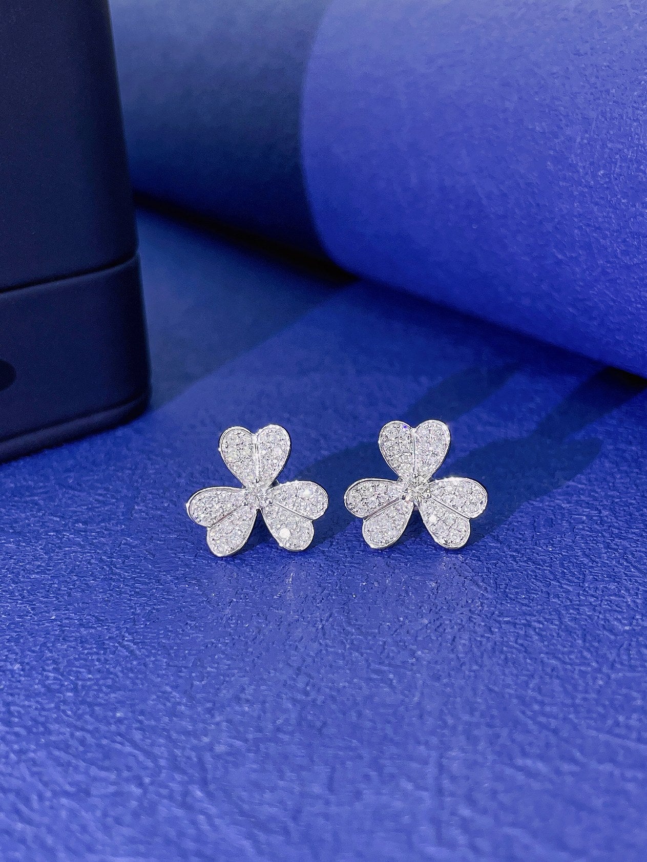 18K Gold Clover Earrings with Diamonds - Luxurious Jewelry Piece - Jeweler.Jewelry