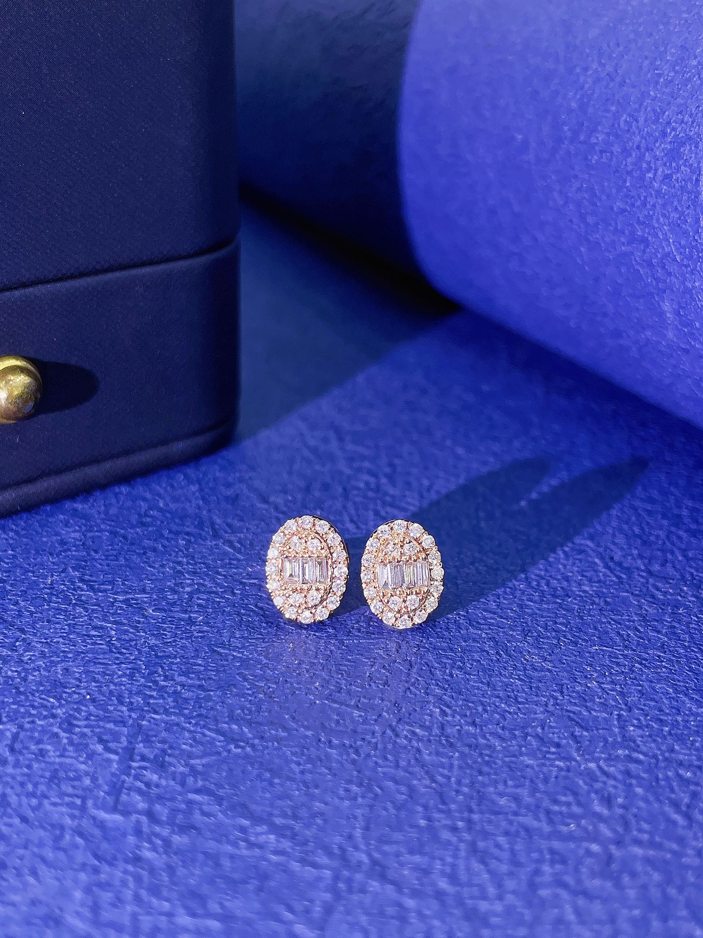 18K Gold Elliptical Earrings with Diamonds - Luxurious Jewelry - Jeweler.Jewelry