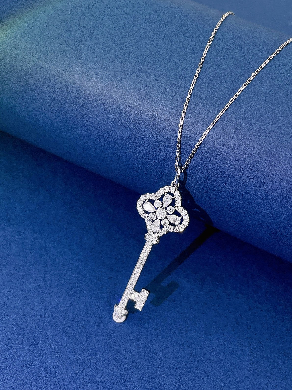 18k Gold Four-Leaf Clover Key Pendant Necklace - Premium Jewelry - White Diamond Necklace