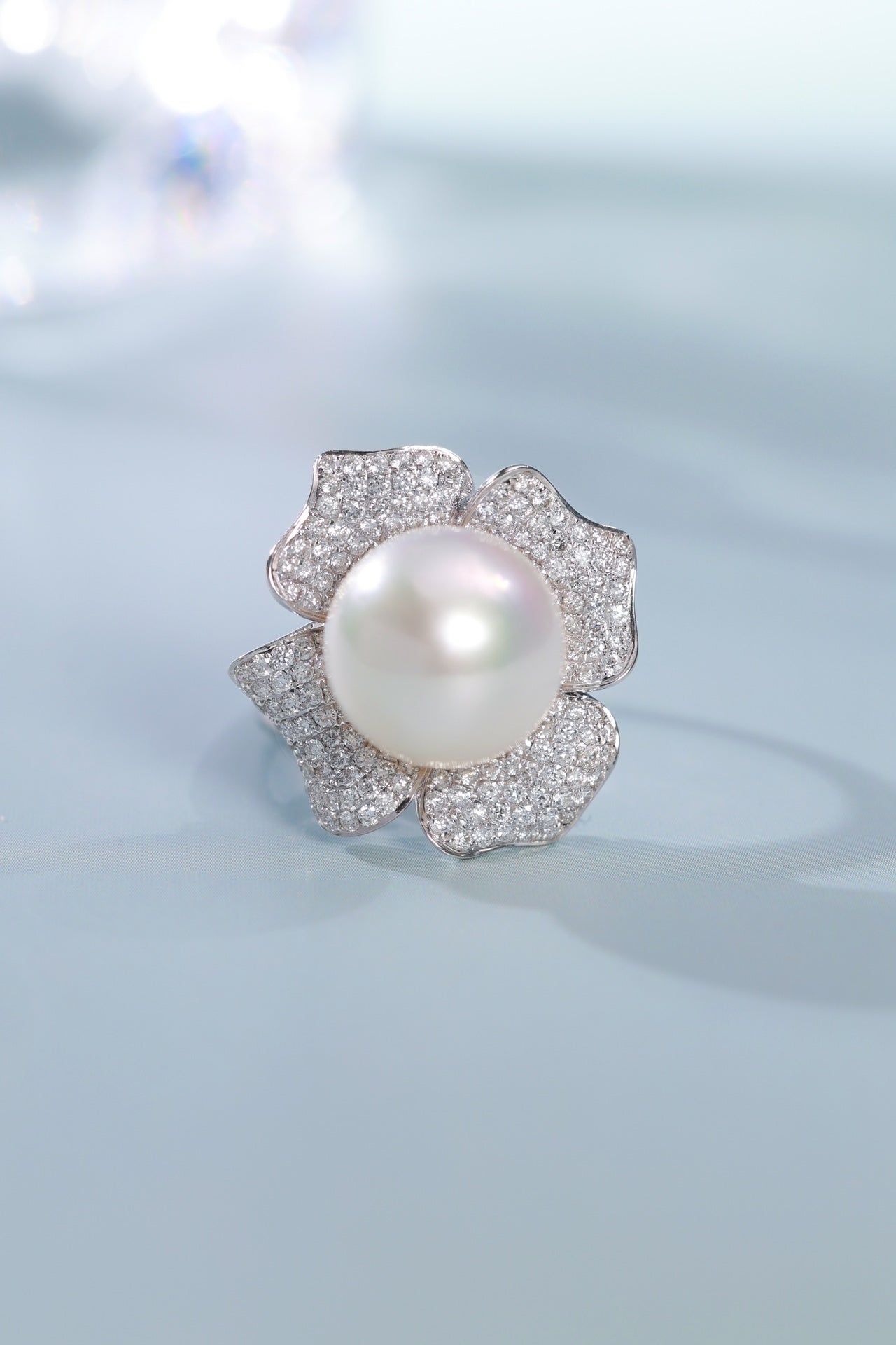 18k Gold Four-Petal Flower Ring with Pearl Inlay - Elegant Jewelry Piece - White Diamond Ring