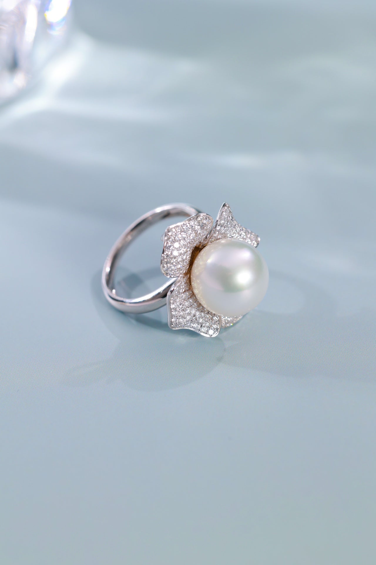 18k Gold Four-Petal Flower Ring with Pearl Inlay - Elegant Jewelry Piece - White Diamond Ring