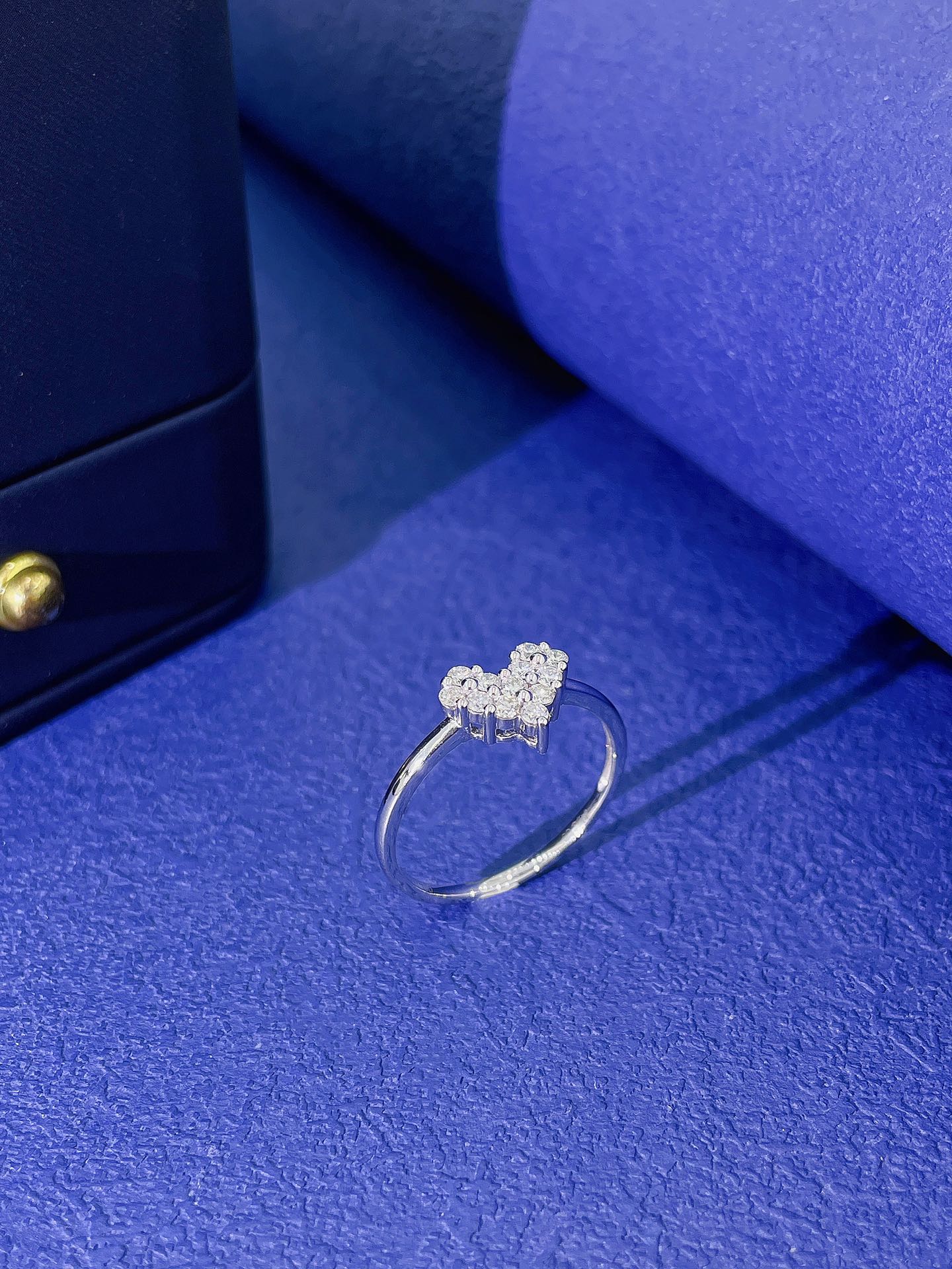 18K Gold Heart-Shaped Diamond Shoulder Ring - Luxurious Jewelry Piece - White Diamond Ring