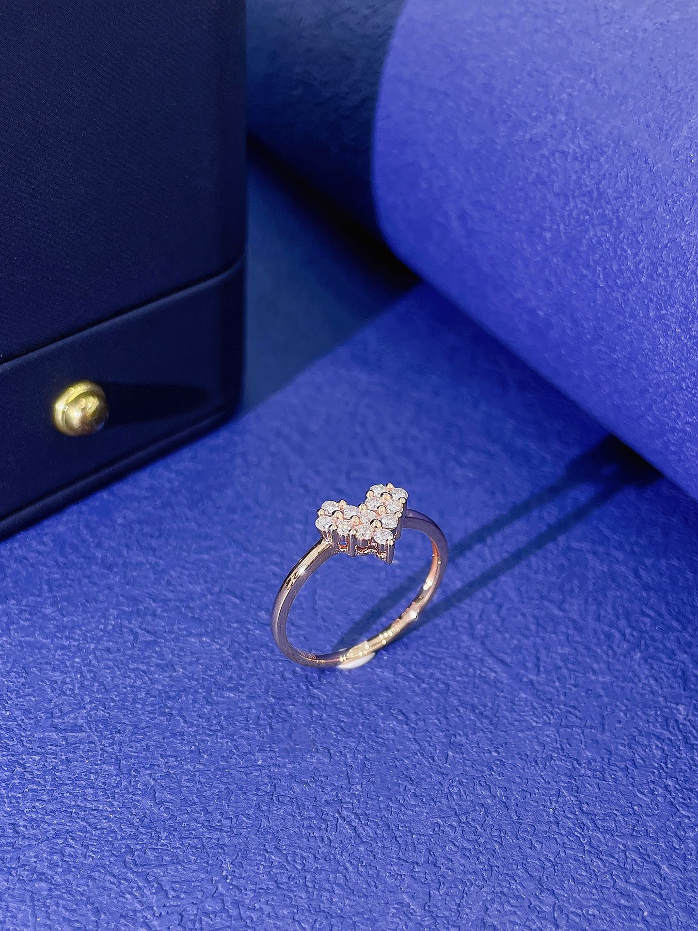 18K Gold Heart-Shaped Diamond Shoulder Ring - Luxurious Jewelry Piece - White Diamond Ring