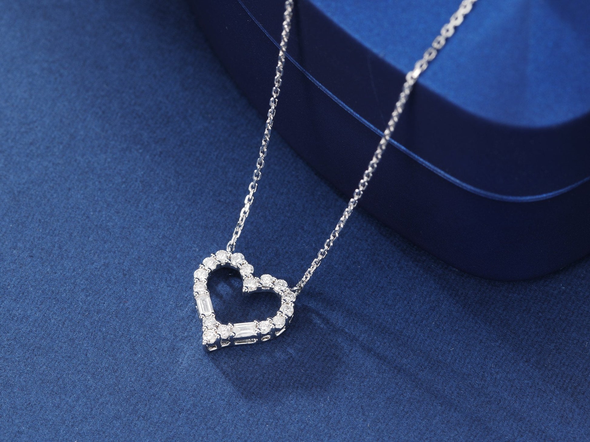 18K Gold Heart-Shaped Pendant Necklace with Round Step Design - White Diamond Necklace