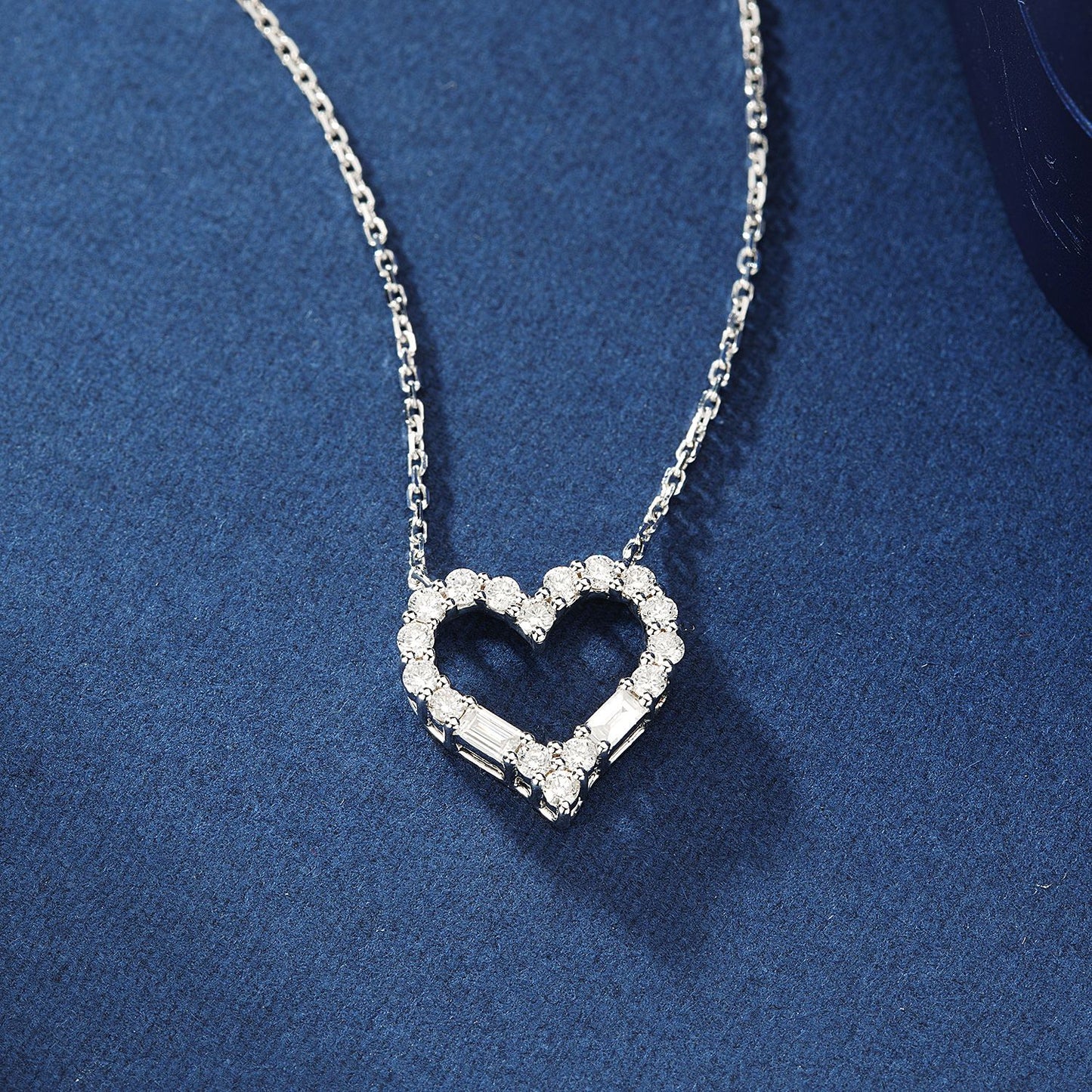 18K Gold Heart-Shaped Pendant Necklace with Round Step Design - White Diamond Necklace