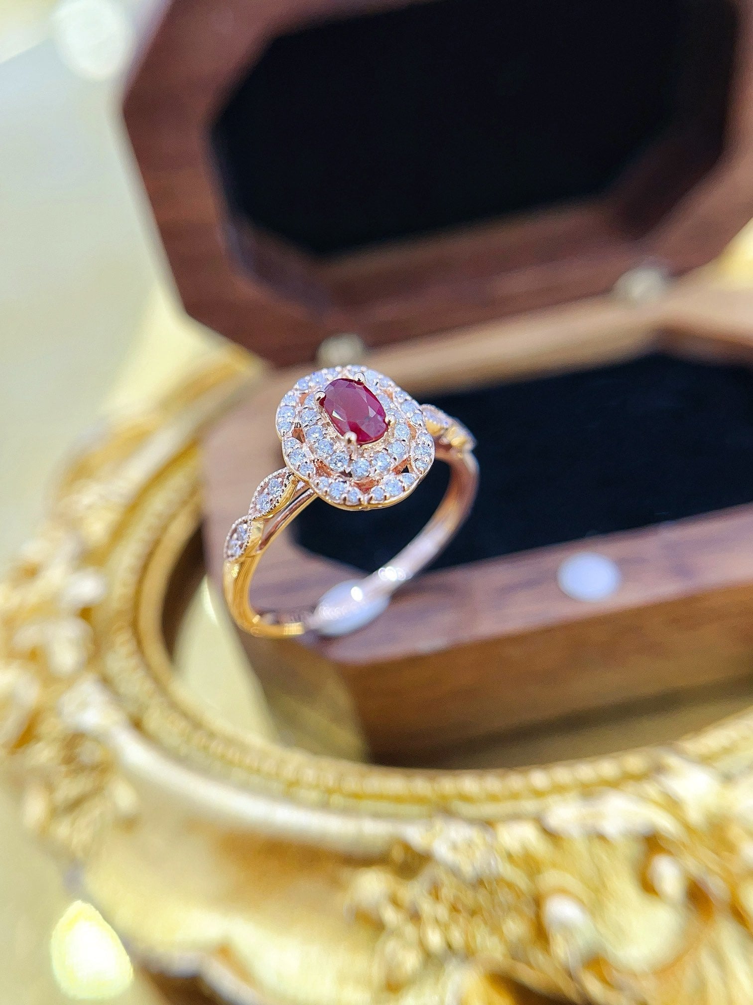 18K Gold Red Ruby Ellipse Hollow Lace-Edged Stone Ring | Premium Jewelry - Red Treasure Ring