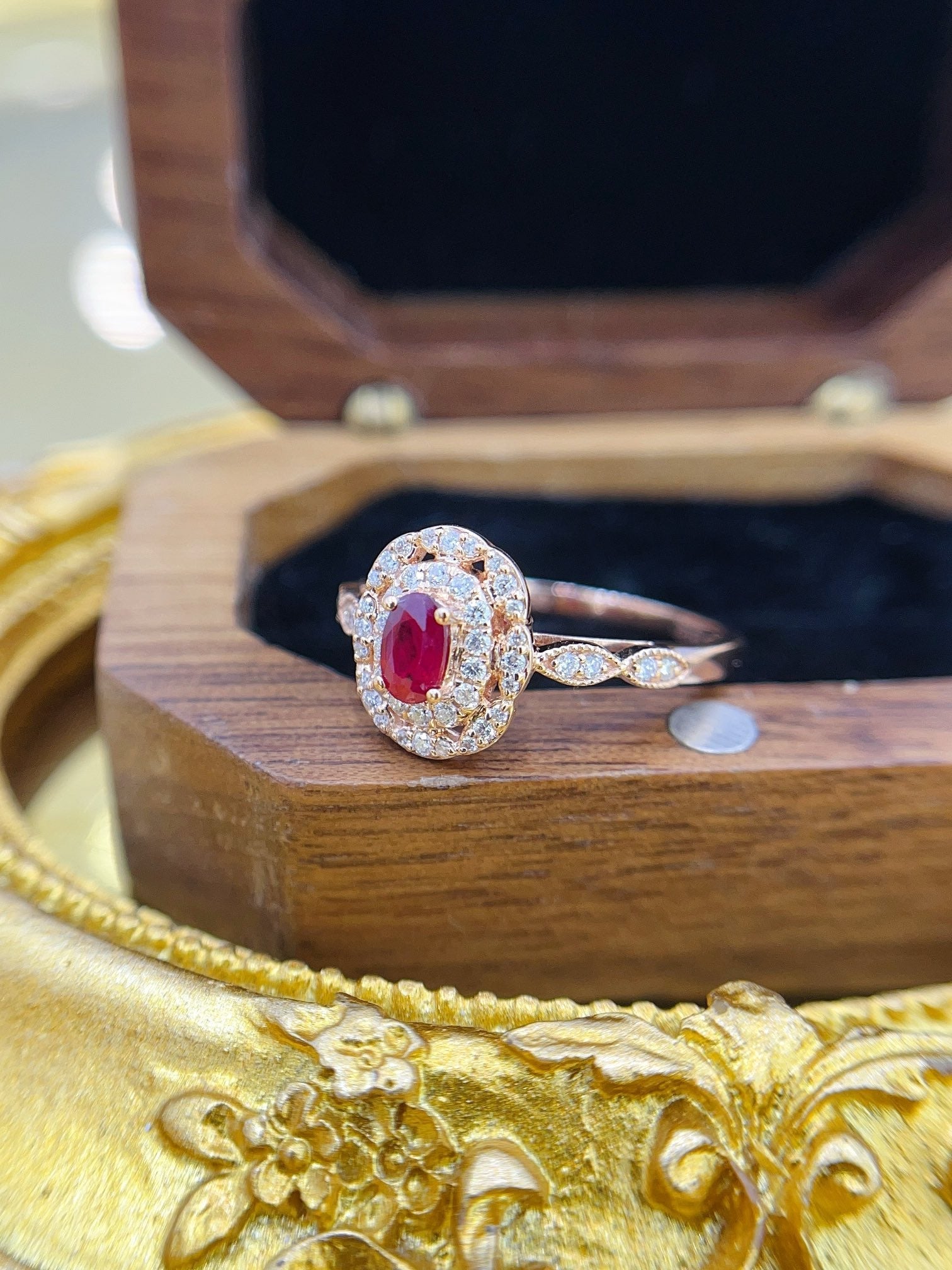 18K Gold Red Ruby Ellipse Hollow Lace-Edged Stone Ring | Premium Jewelry - Red Treasure Ring