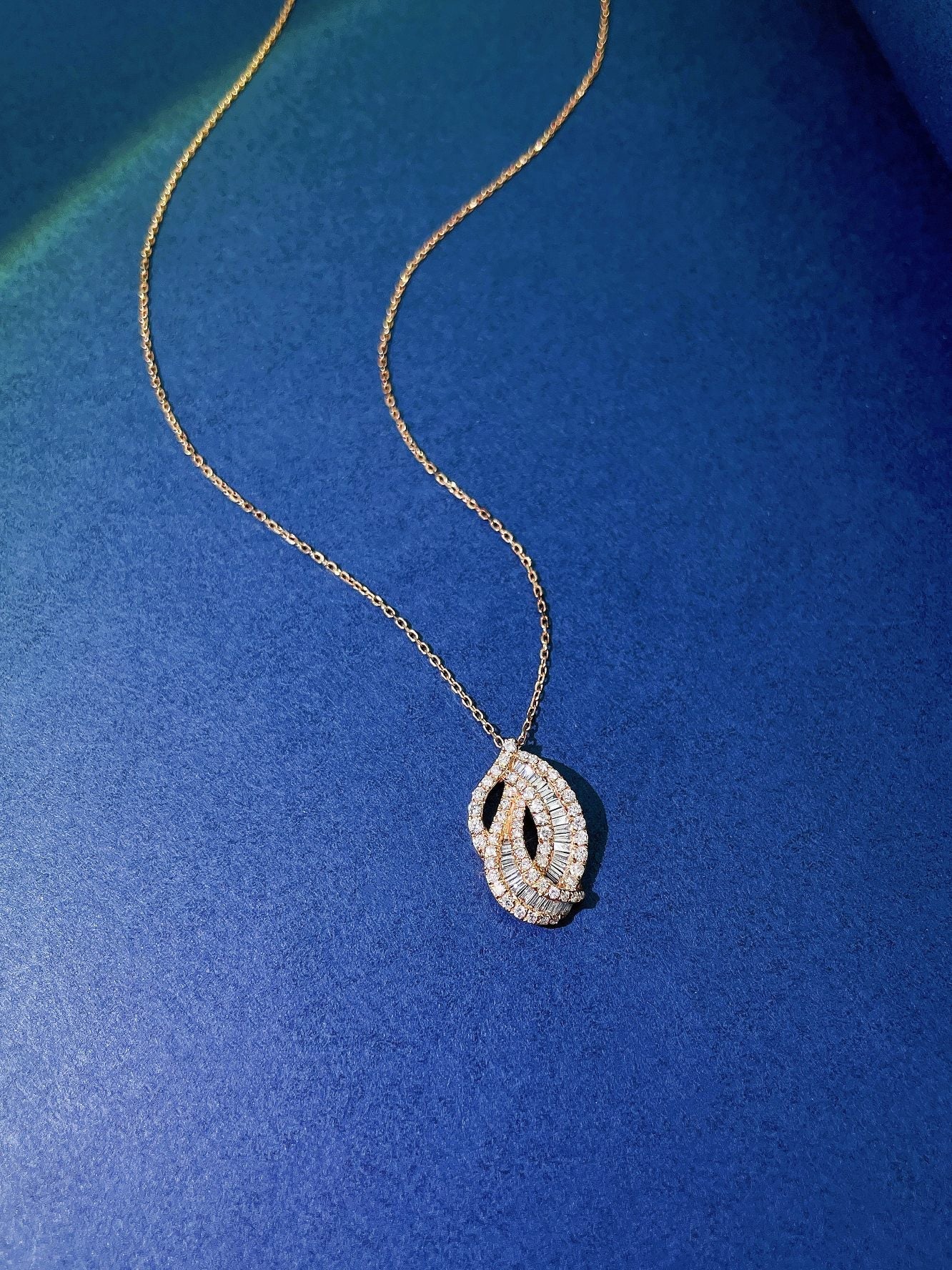 18K Gold Round Ladder Leaf Pendant Necklace - Exquisite Jewelry - White Diamond Necklace