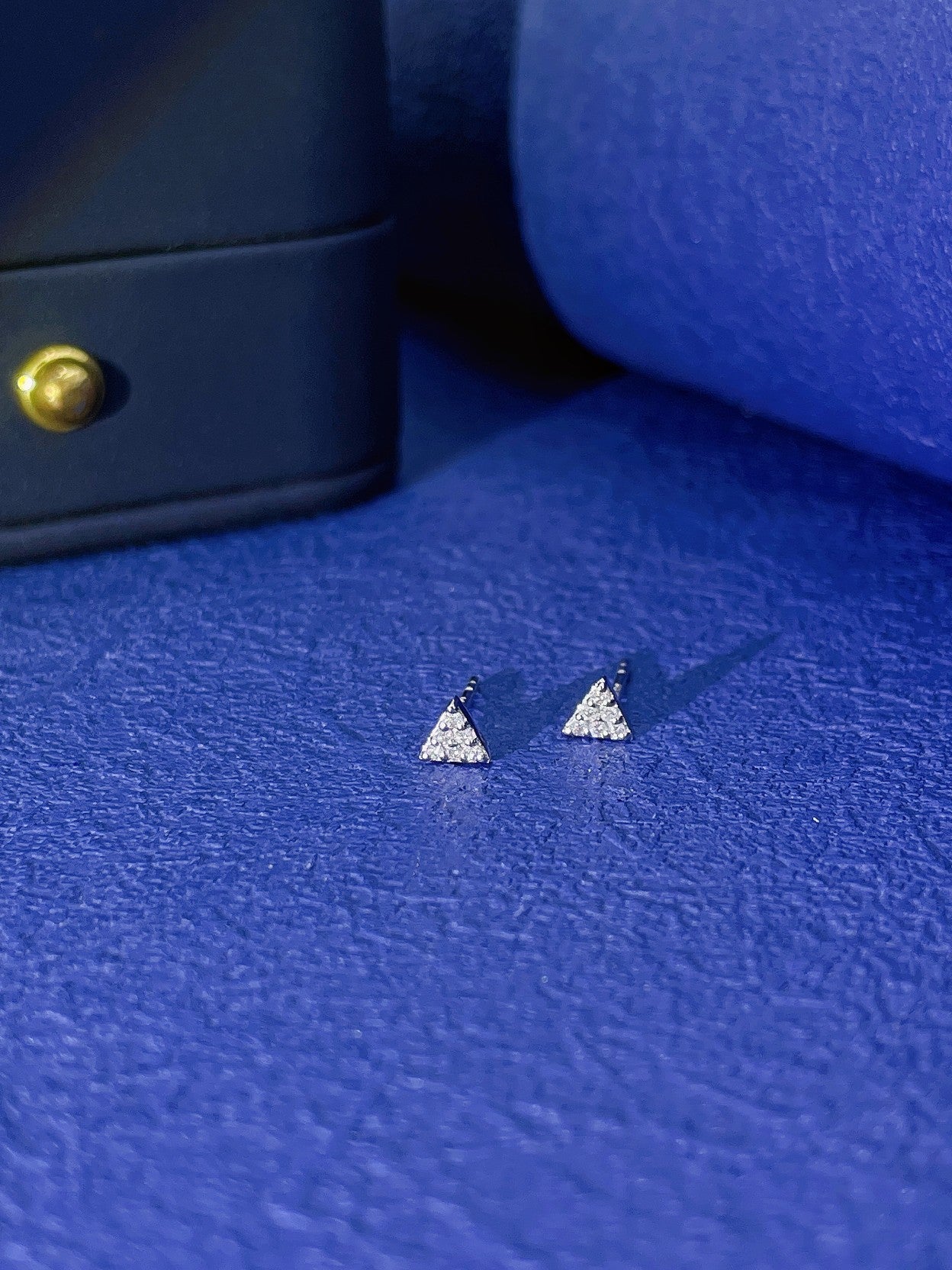 18K Gold Triangle Minimalist Earrings - Jeweler.Jewelry